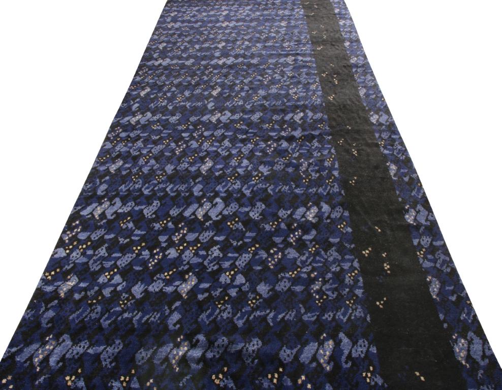 Ein 6 x 16 großer Teppich aus der skandinavischen Flor-Linie von Rug & Kilim, der die texturale Sensibilität der schwedischen Moderne wieder aufgreift. Ein sich wiederholendes geometrisches Muster in Blau- und Schwarztönen sorgt für ein verlockendes