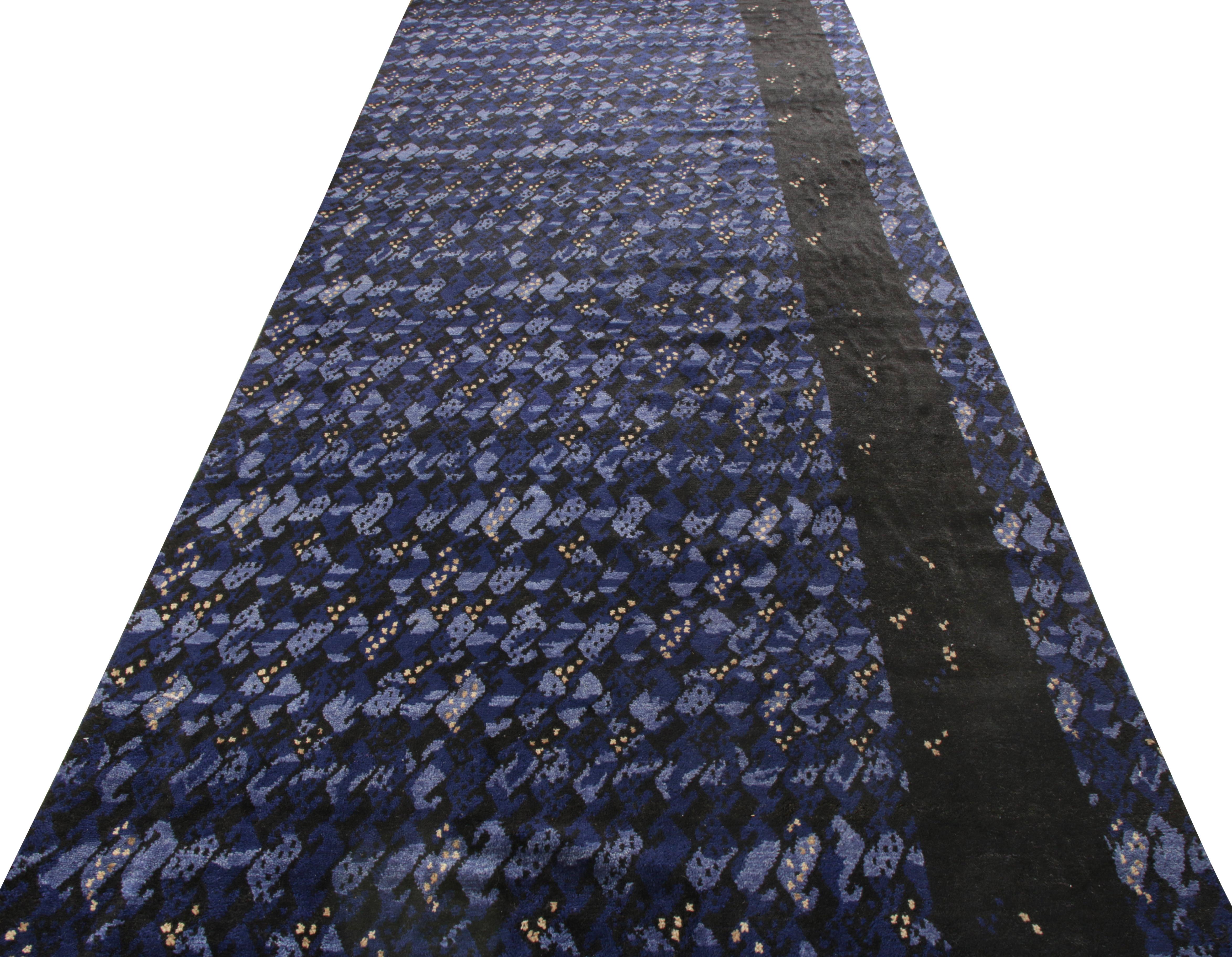 Un tappeto 6 x 16 della linea di velluti scandinavi di Rug & Kilim, che ripropone la sensibilità testuale del modernismo svedese con un motivo geometrico ripetitivo che prevale nelle tonalità del blu e del nero e che conferisce un invitante senso di