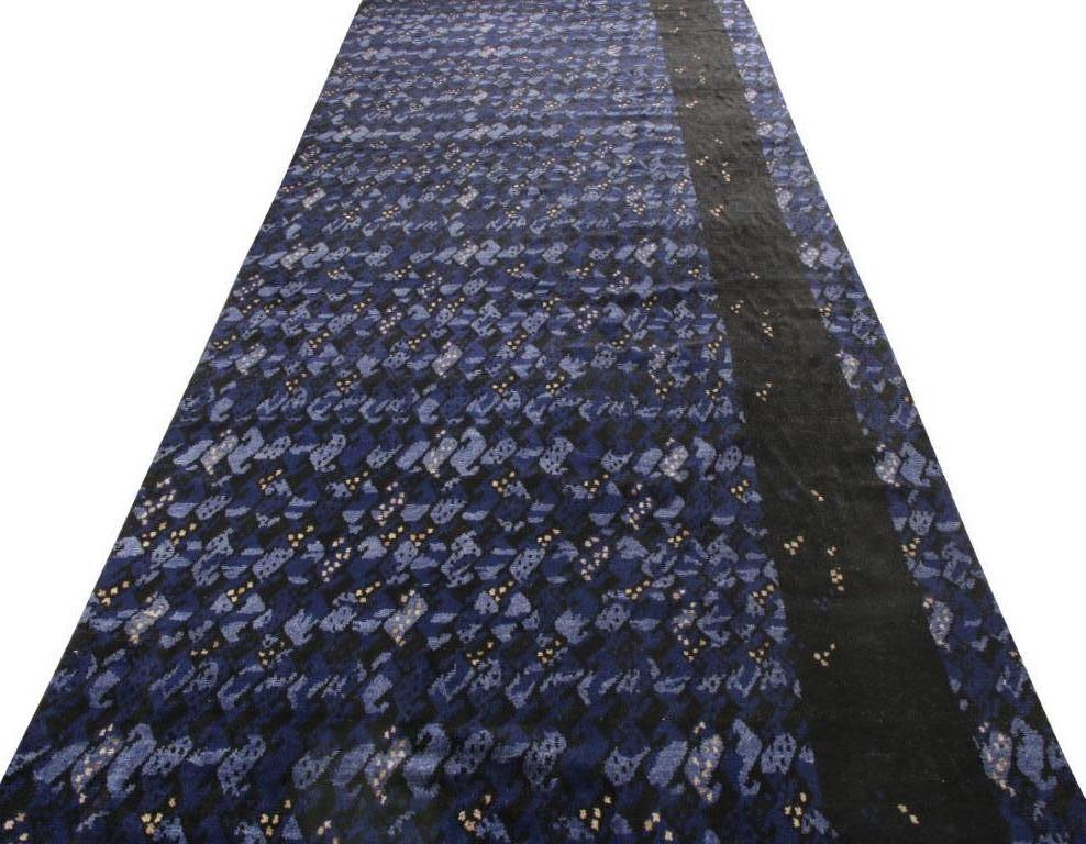 Un tapis 6 x 16 de la ligne Scandinavian pile de Rug & Kilim, réintégrant les sensibilités texturales du modernisme suédois avec un motif géométrique répétitif dans des teintes de bleu et de noir donnant une sensation de mouvement séduisante. Noué à
