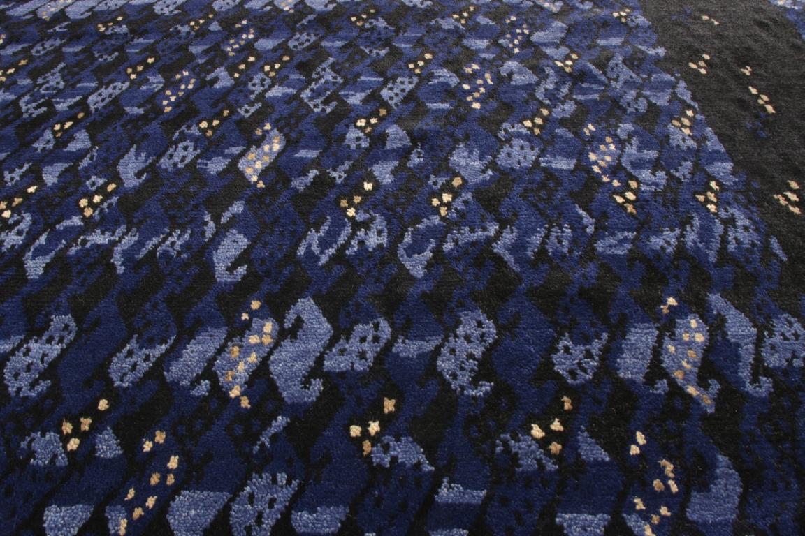 Indien Rug & Kilim's Scandinavian Style Rug all over Blue, Black Geometric Pattern (tapis de style scandinave à motifs géométriques bleus et noirs) en vente