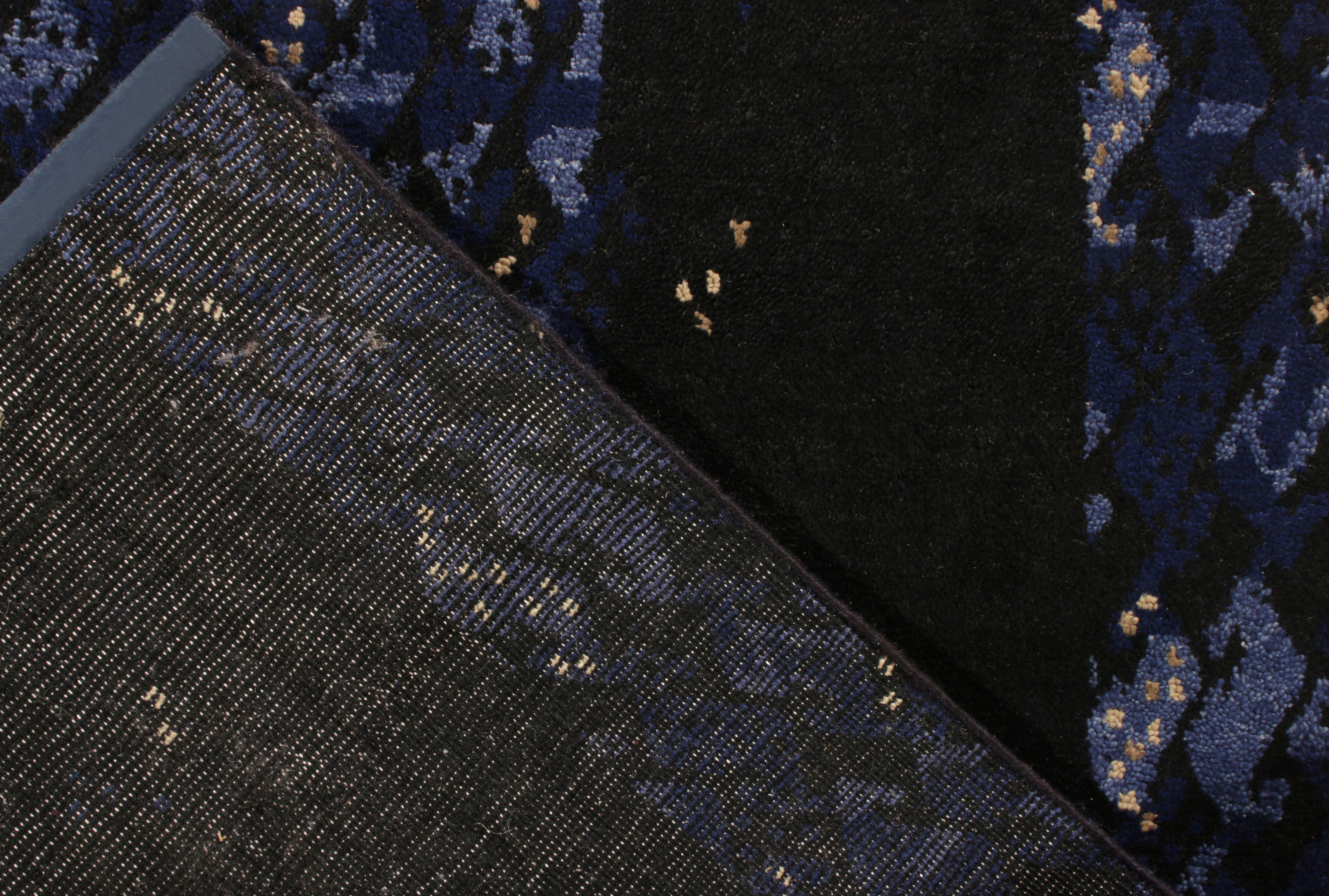 Annodato a mano Rug & Kilim è un tappeto in stile scandinavo con motivi geometrici blu e neri. in vendita