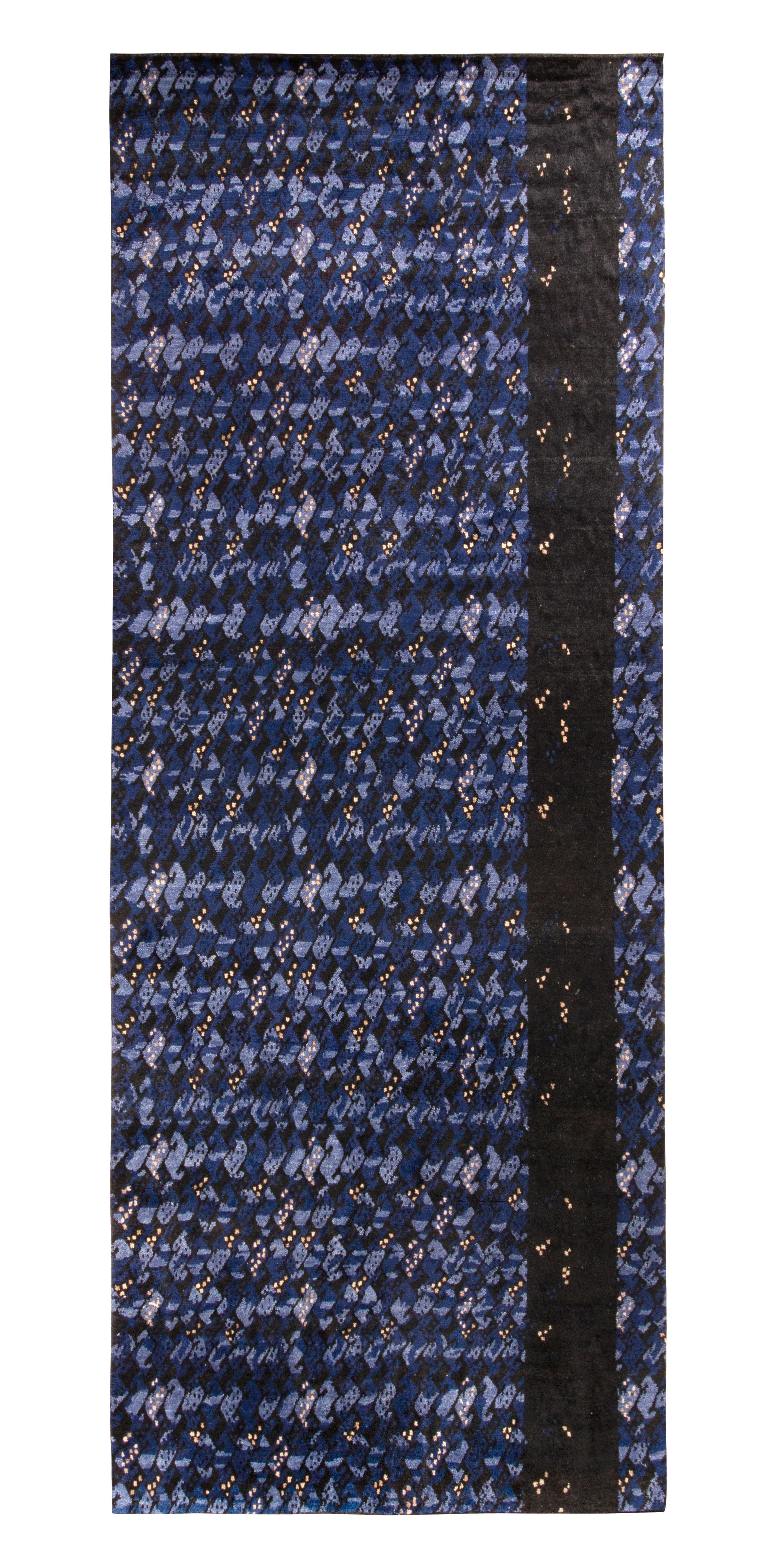 Rug & Kilim è un tappeto in stile scandinavo con motivi geometrici blu e neri.