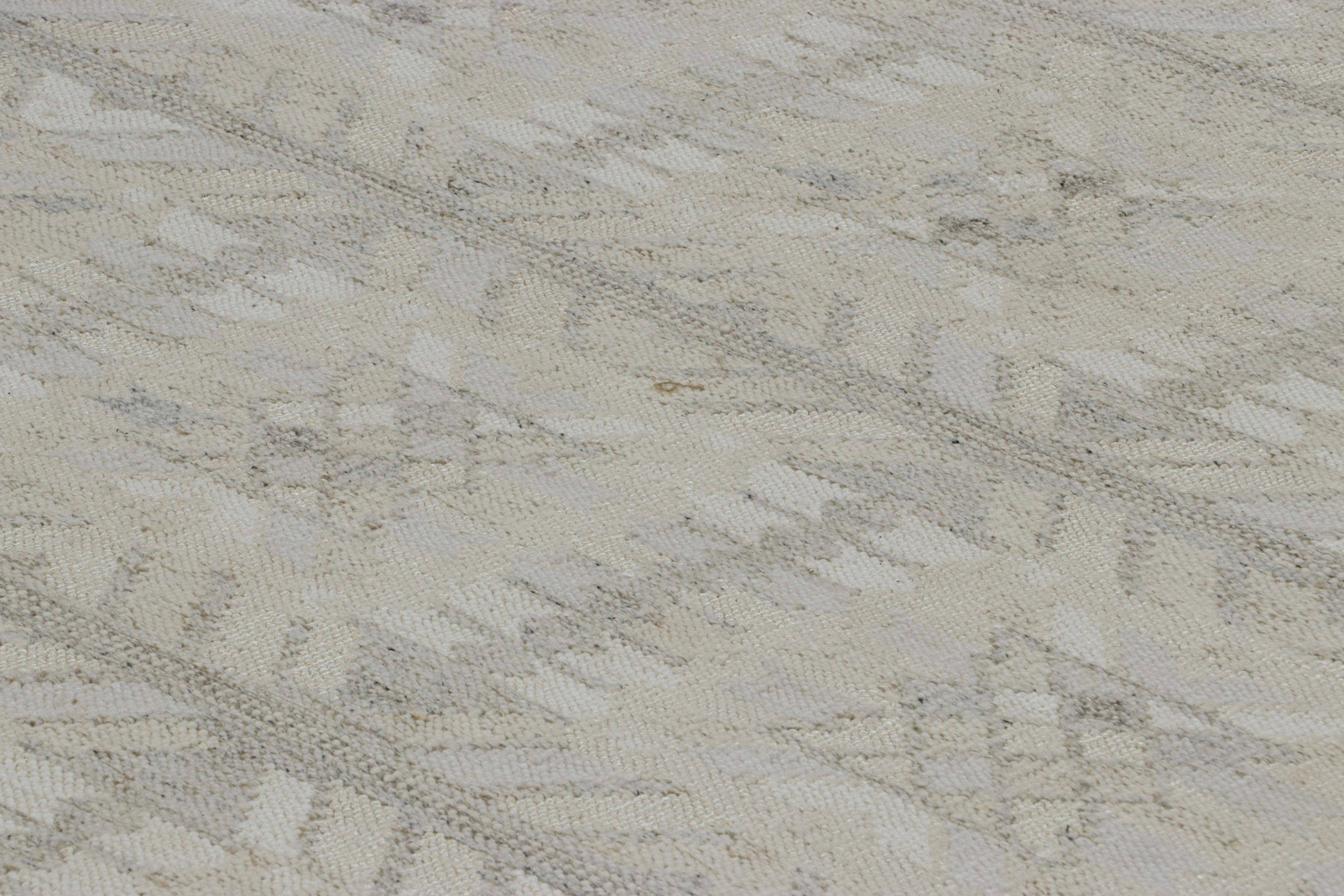 Fabriqué en laine tissée à la main, ce tapis 10x14 est un nouvel ajout à la collection de tapis scandinaves de Rug & Kilim - une réimagination contemporaine du minimalisme suédois et des tapis et textiles vintage des traditions Rollakan et Rya.

Sur