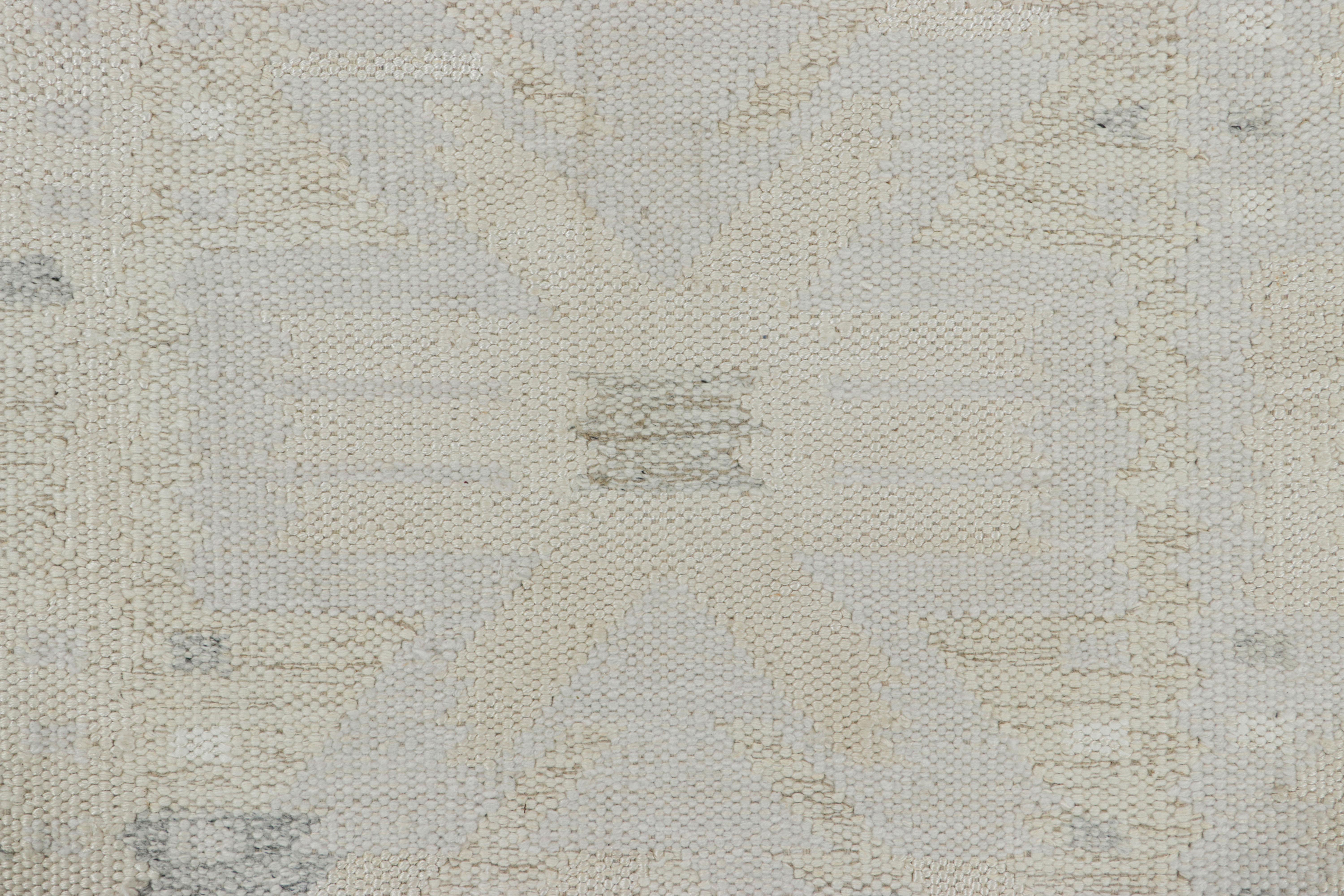 Scandinave moderne Tapis de style scandinave de Rug & Kilim, motifs géométriques crème, blanc et gris en vente
