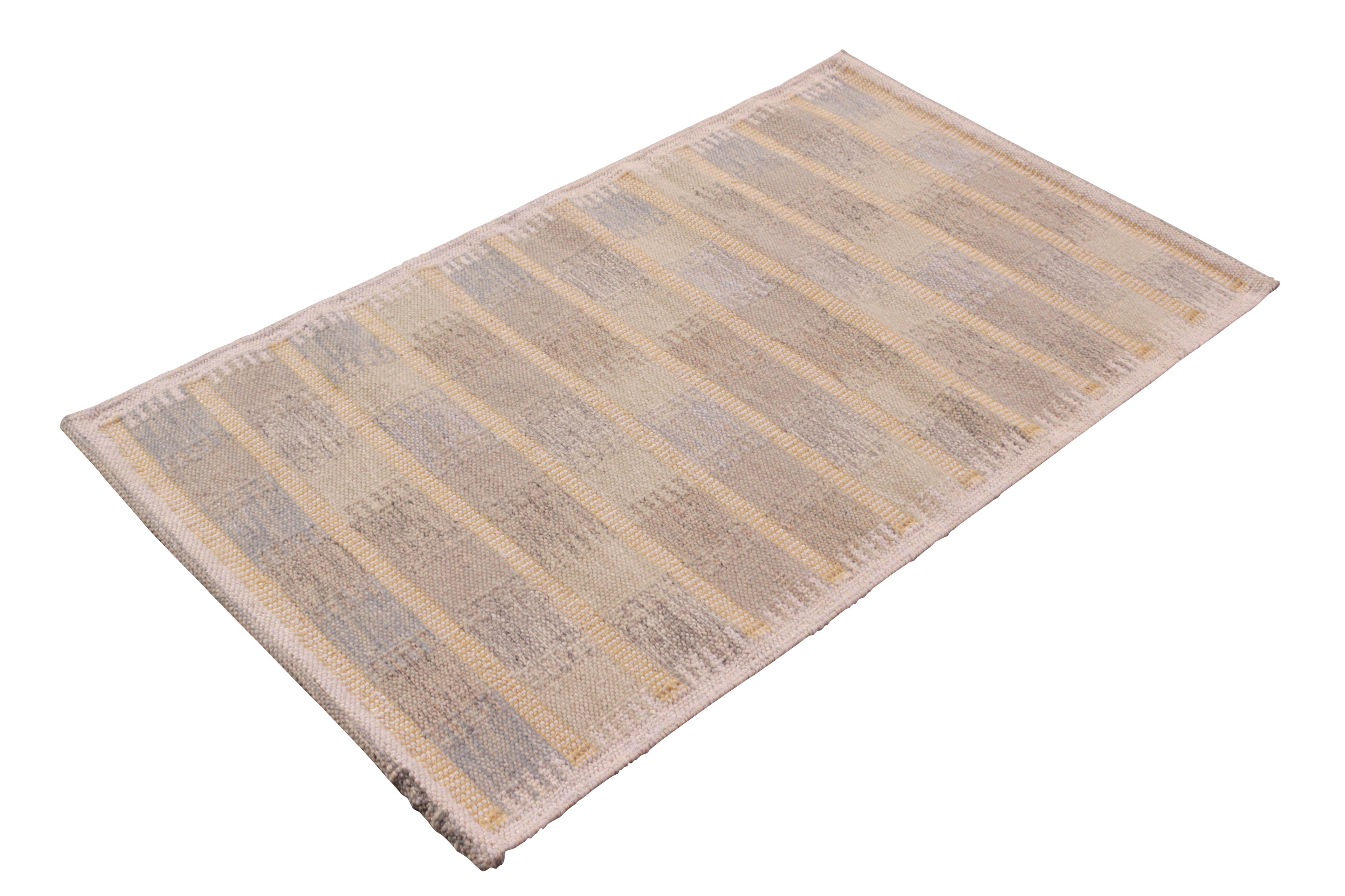 Dieses moderne Flachgewebe aus Wolle mit einer Mischung aus ungefärbten Naturgarnen gehört zu den neuesten Ergänzungen der Scandinavian Collection'S von Rug & Kilim, einer Feier der schwedischen Moderne mit neuen großflächigen Geometrien und