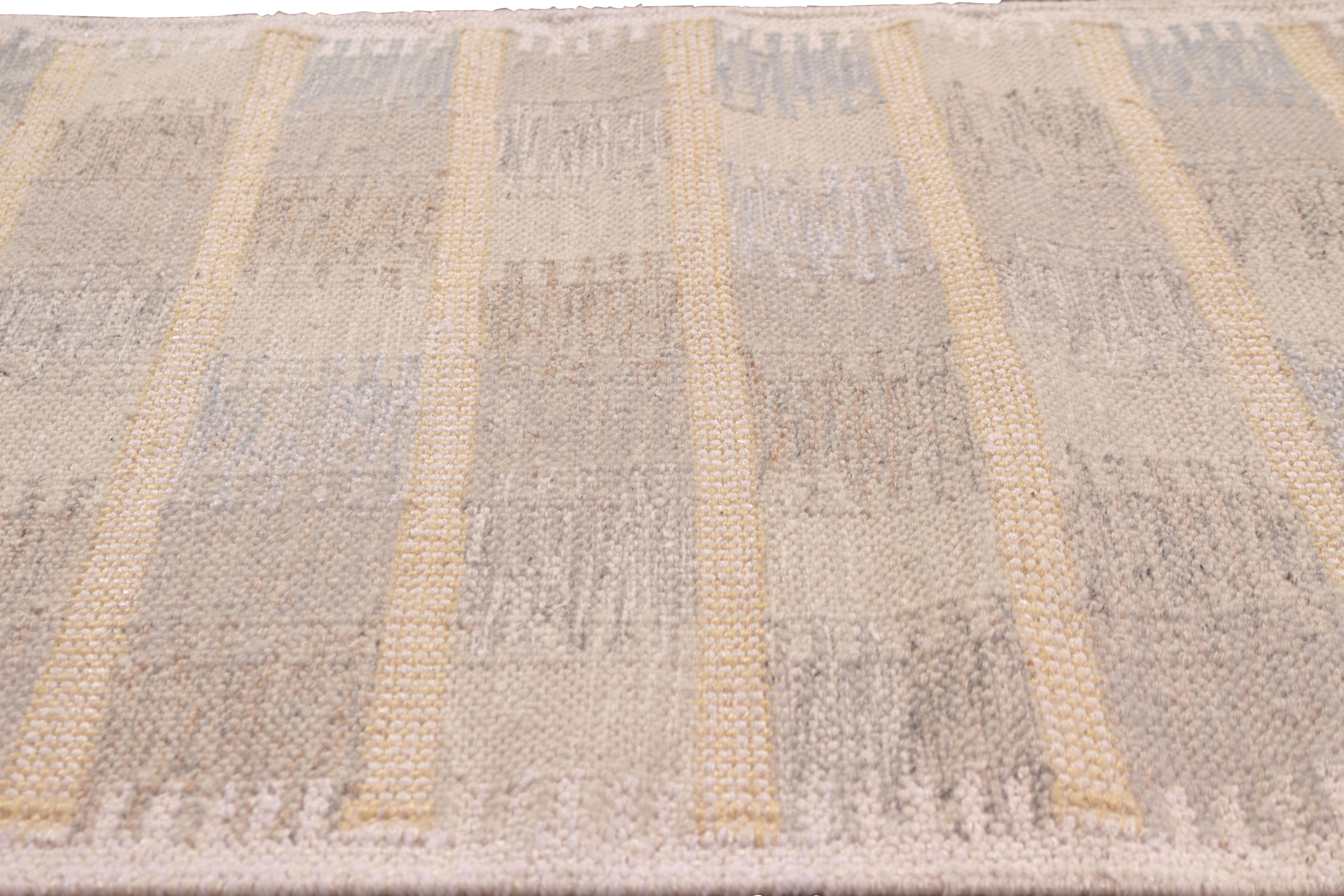 Rug & Kilim's Teppich im skandinavischen Stil Geometrisches Beige-Blau-Muster (Skandinavische Moderne) im Angebot