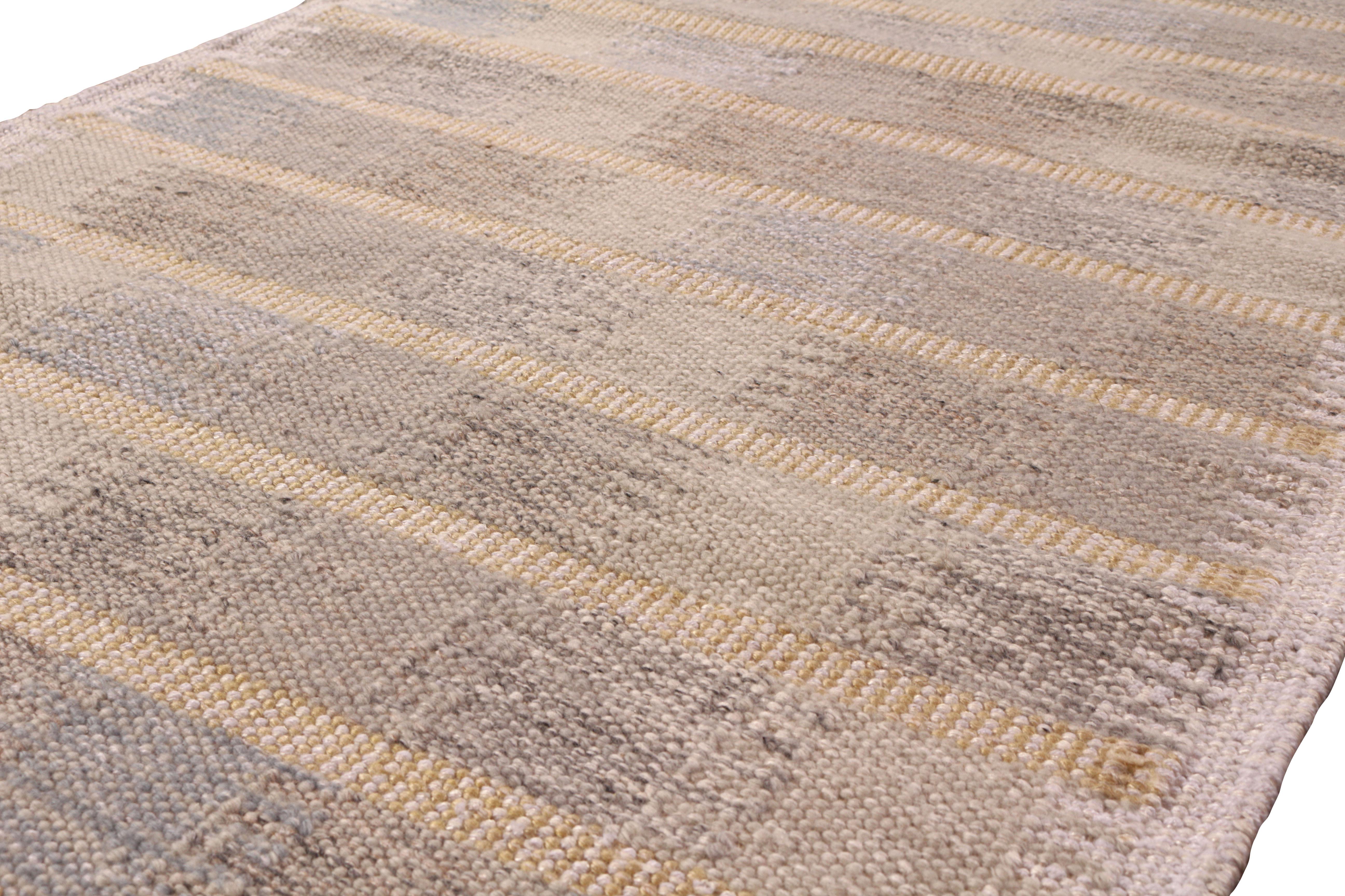 Rug & Kilim's Teppich im skandinavischen Stil Geometrisches Beige-Blau-Muster (Indisch) im Angebot