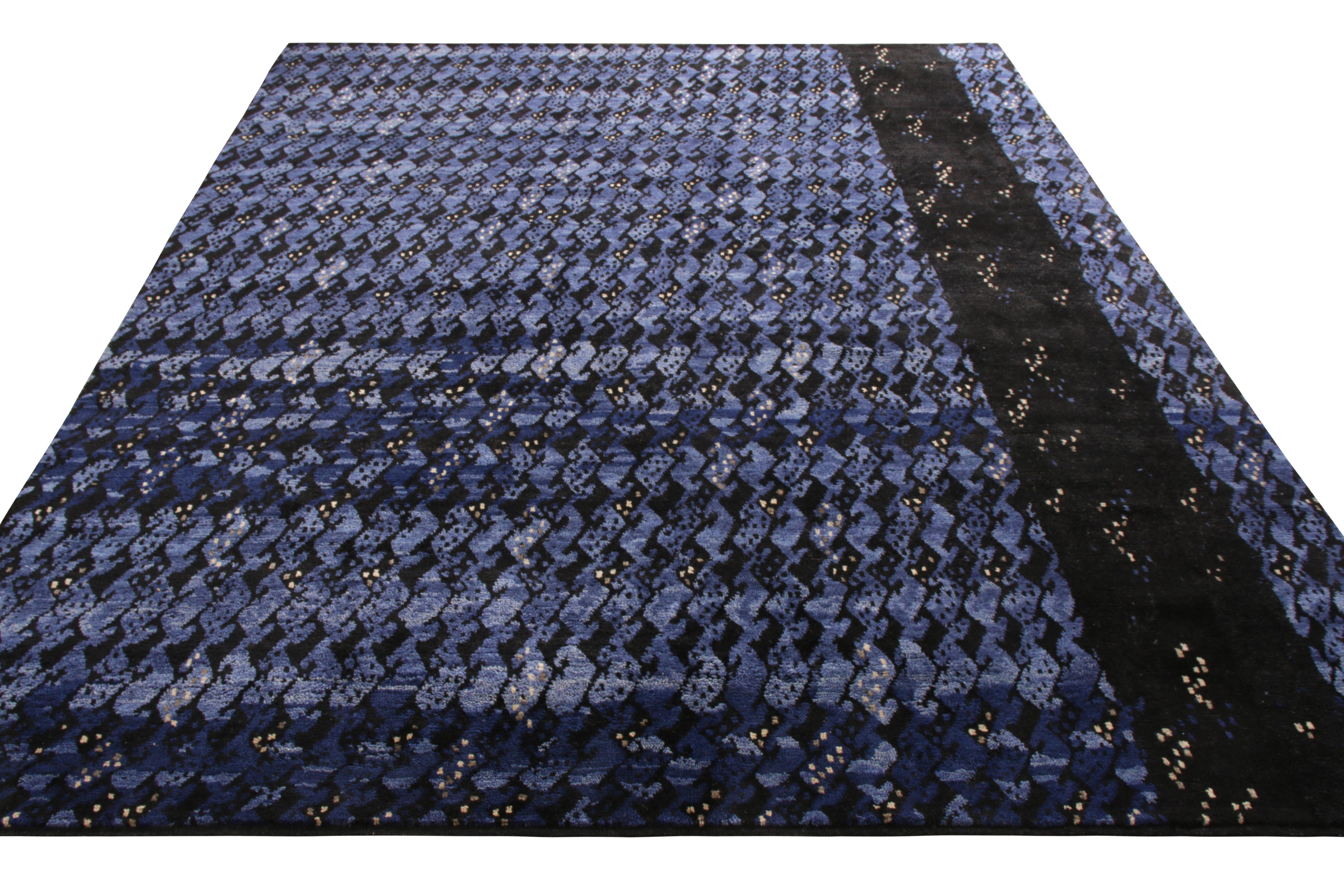 Proveniente dalla collezione di velluti scandinavi di Rug & Kilim, un tappeto 8x10 con un raffinato motivo geometrico che prevale nelle tonalità del blu per un grazioso senso di movimento. Il tappeto acquista una dimensione aggiuntiva con una spessa