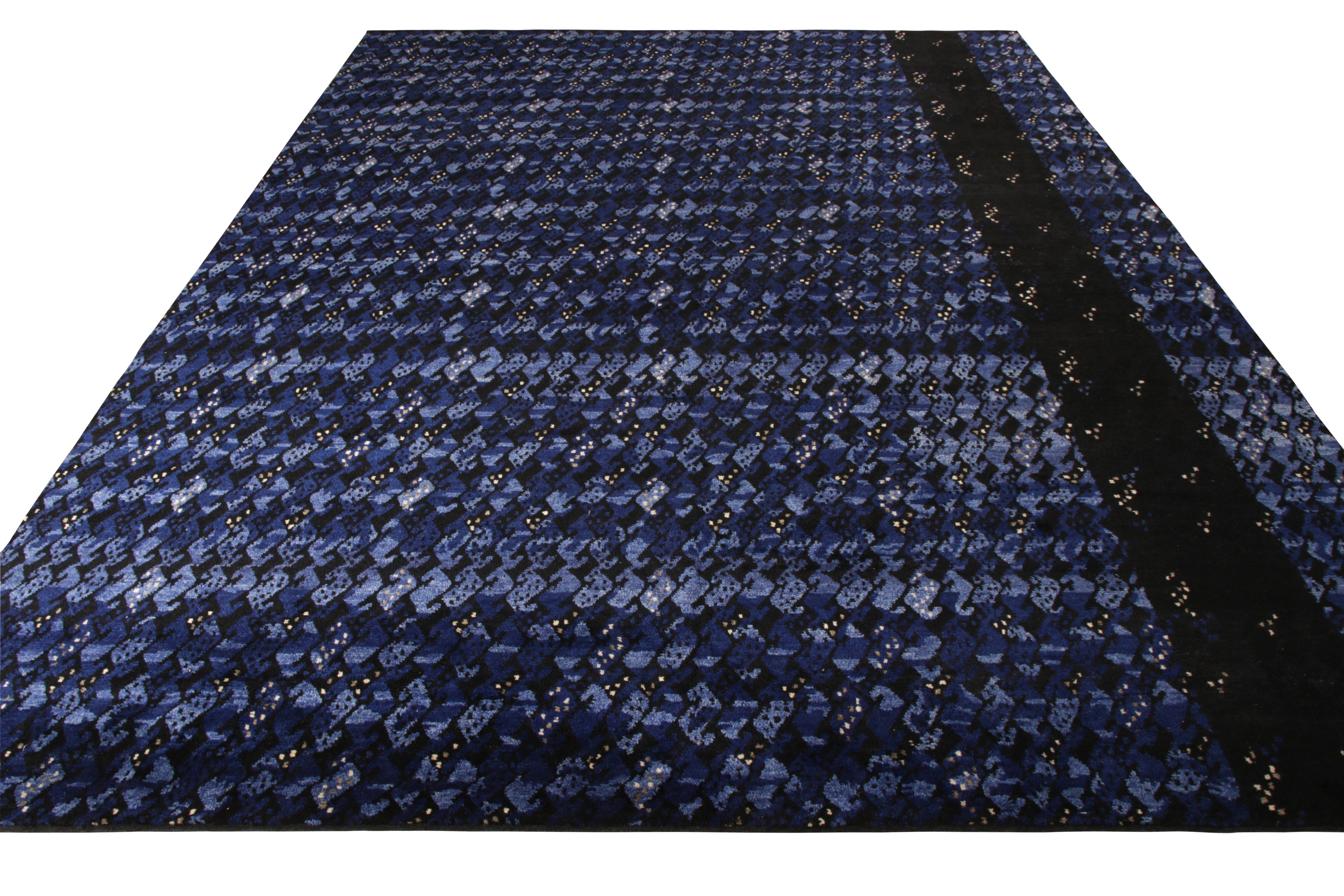 Proveniente dalla collezione di velluti scandinavi di Rug & Kilim, un tappeto 10x14 con un raffinato motivo geometrico che prevale nelle tonalità del blu per un grazioso senso di movimento. Il tappeto acquista una dimensione aggiuntiva con una