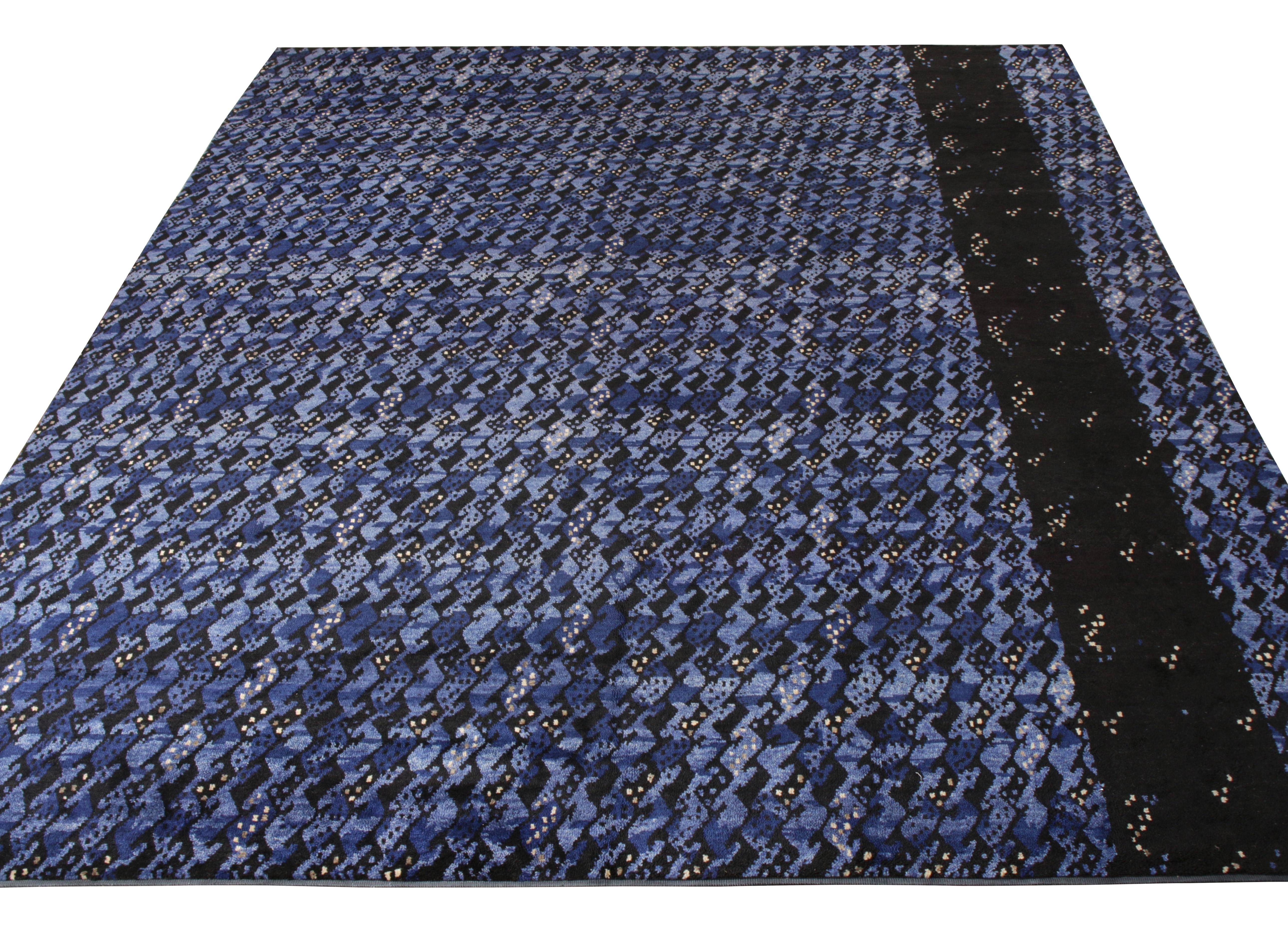 Proveniente dalla collezione di velluti scandinavi di Rug & Kilim, un tappeto 10x14 con un raffinato motivo geometrico che prevale nelle tonalità del blu per un grazioso senso di movimento. Il tappeto acquista una dimensione aggiuntiva con una
