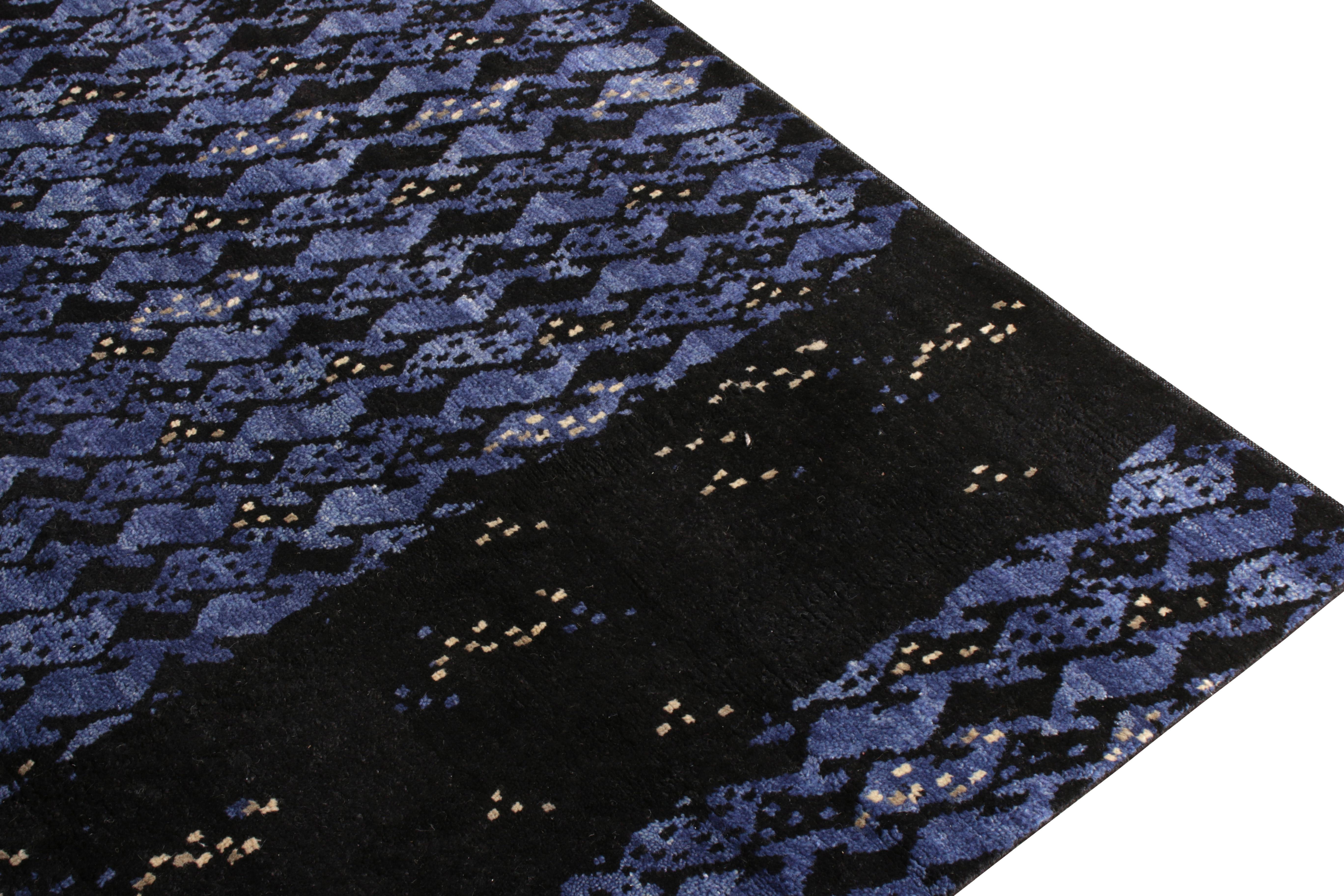 Indiano Rug & Kilim è un tappeto in stile scandinavo con motivi geometrici blu e neri. in vendita