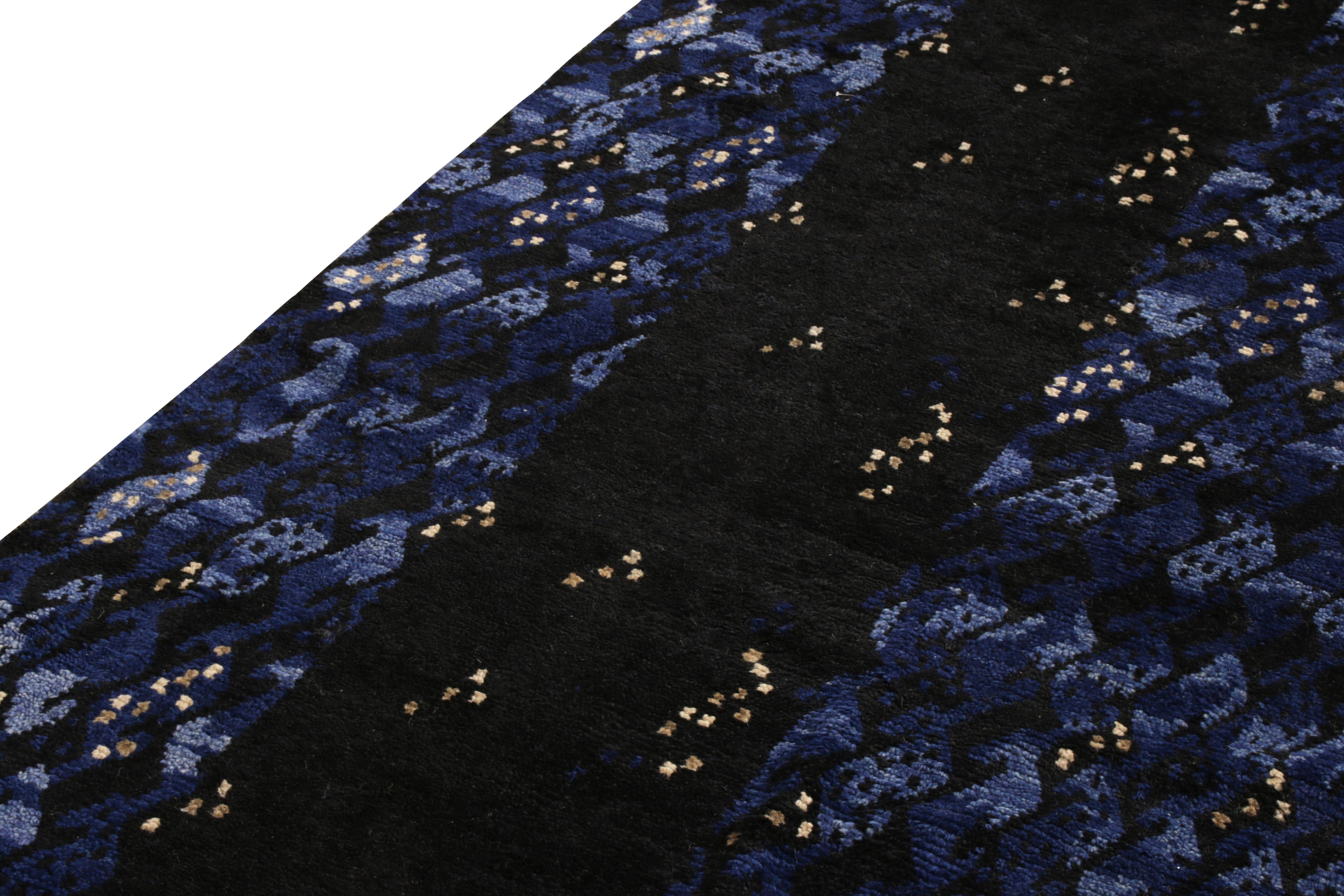 Indiano Rug & Kilim è un tappeto in stile scandinavo con motivi geometrici blu e neri. in vendita