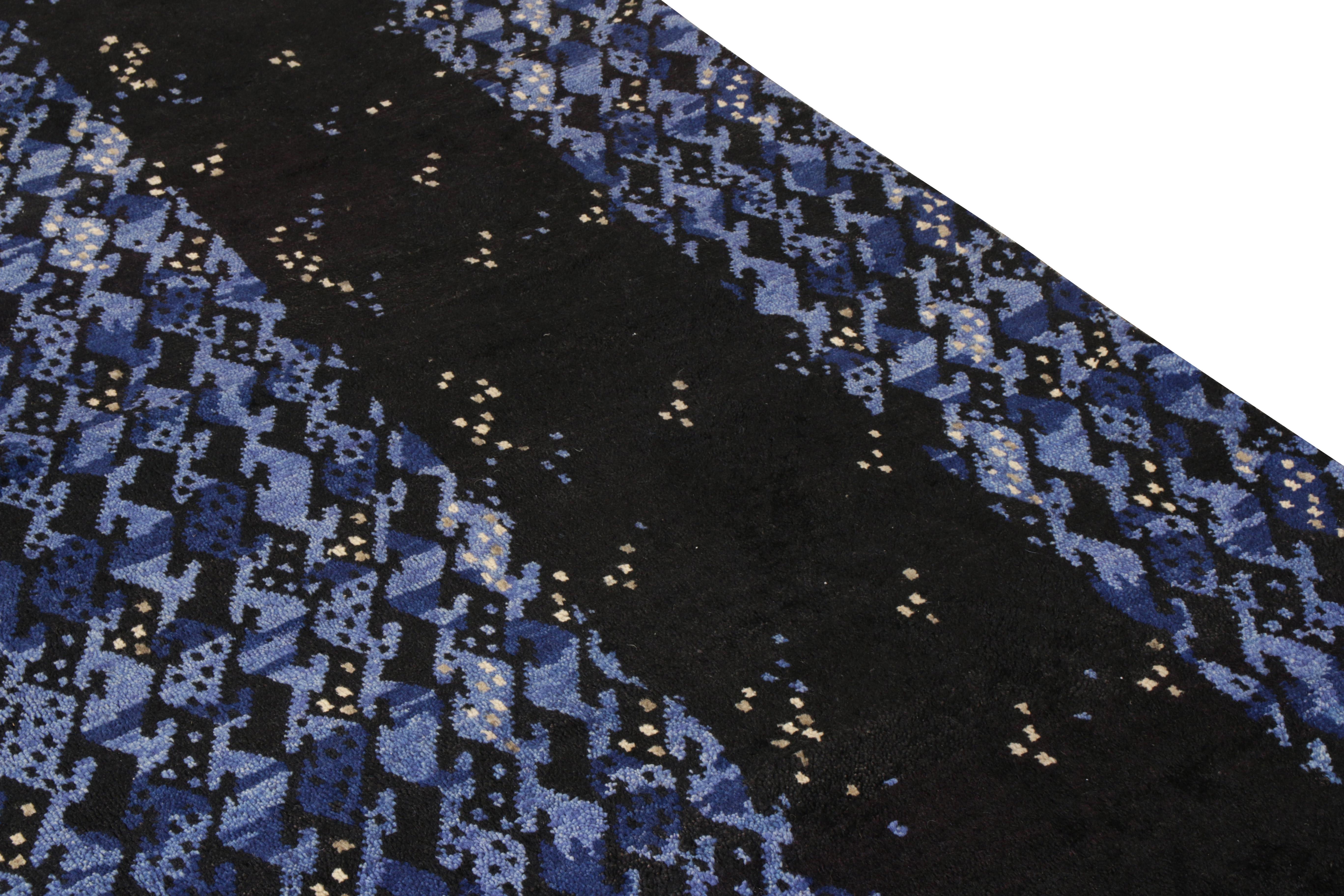 Indiano Rug & Kilim è un tappeto in stile scandinavo con motivi geometrici blu e neri. in vendita