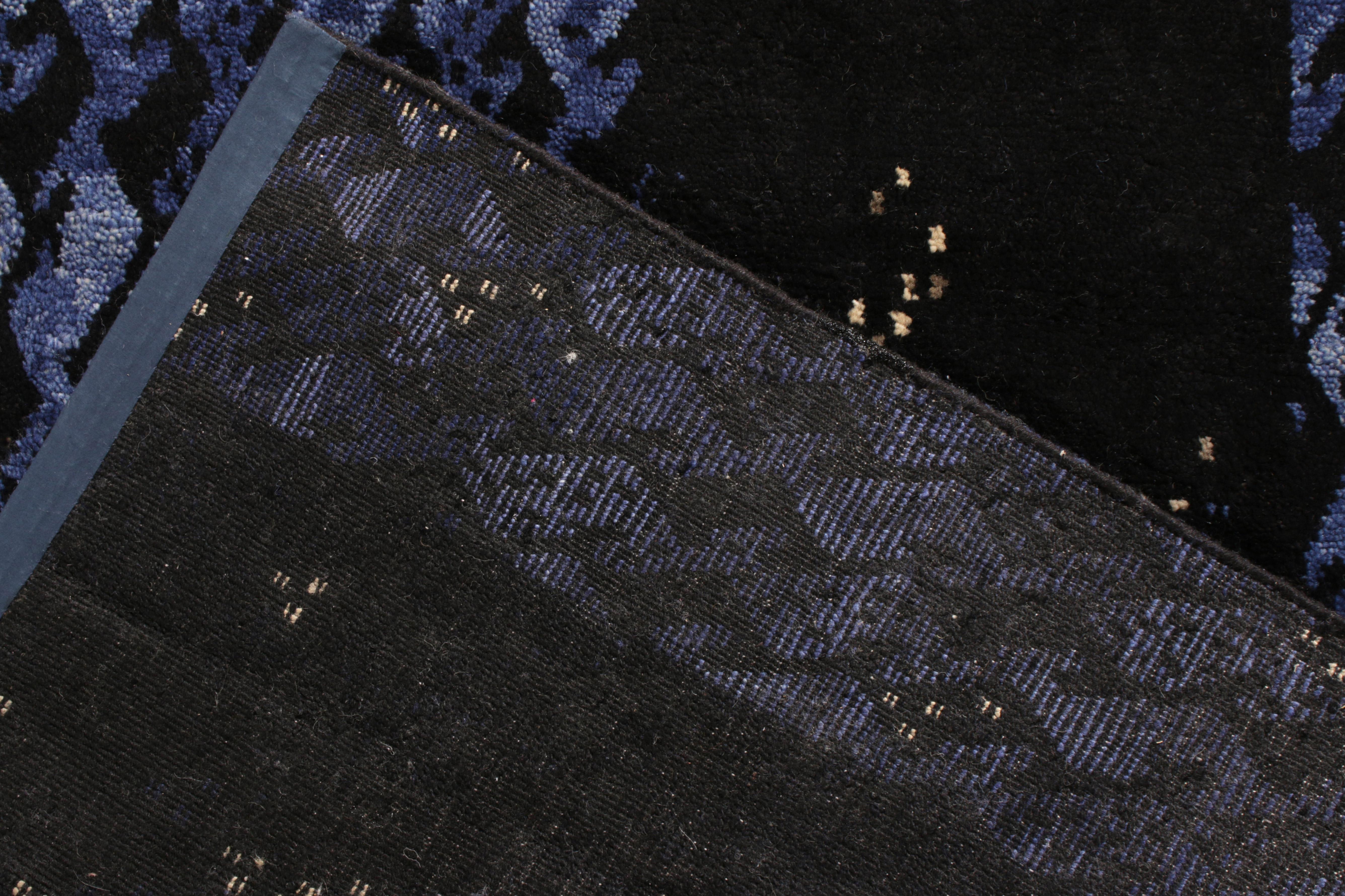 Annodato a mano Rug & Kilim è un tappeto in stile scandinavo con motivi geometrici blu e neri. in vendita