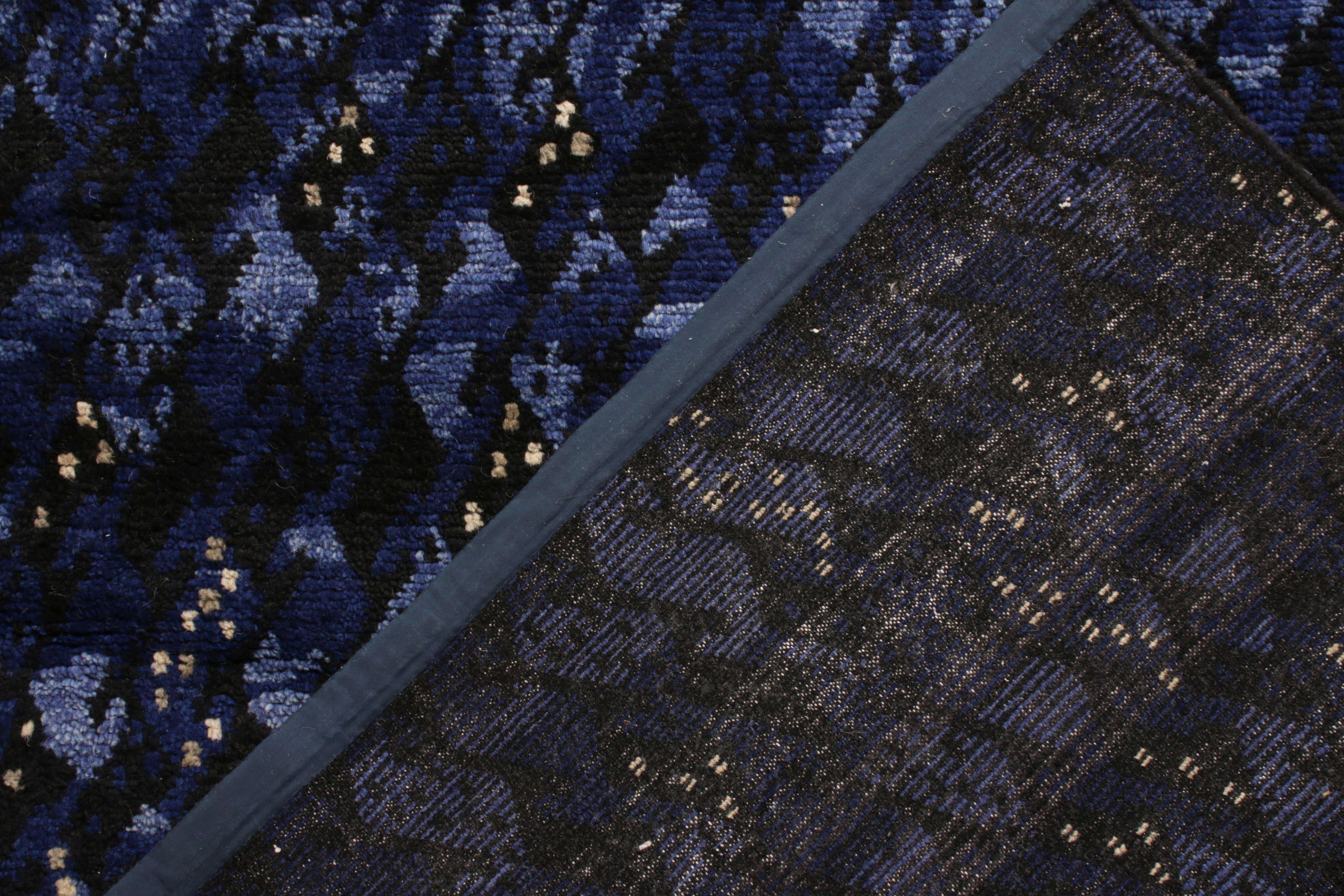 Annodato a mano Rug & Kilim è un tappeto in stile scandinavo con motivi geometrici blu e neri. in vendita