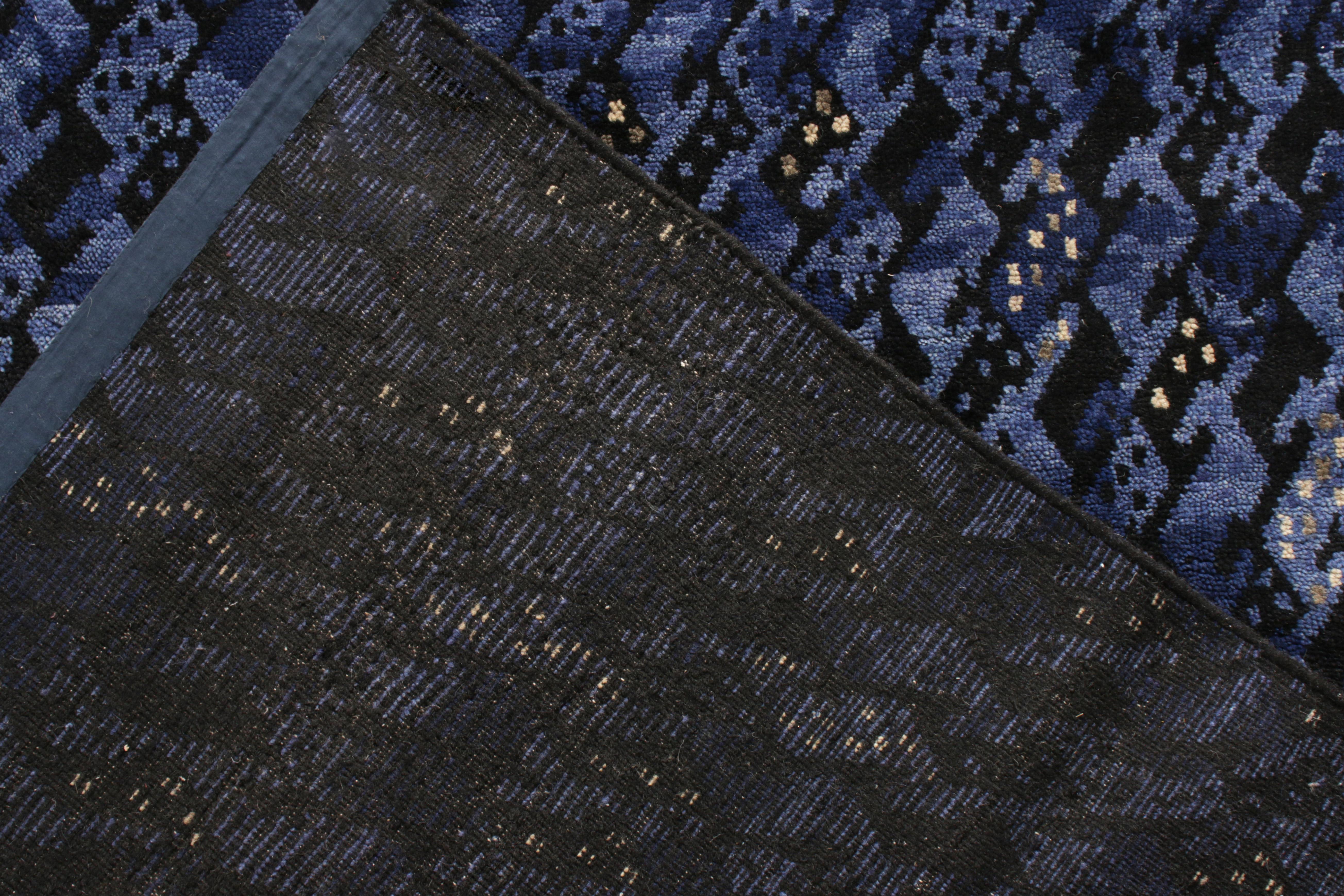 Annodato a mano Rug & Kilim è un tappeto in stile scandinavo con motivi geometrici blu e neri. in vendita