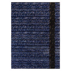 Rug & Kilim è un tappeto in stile scandinavo con motivi geometrici blu e neri.