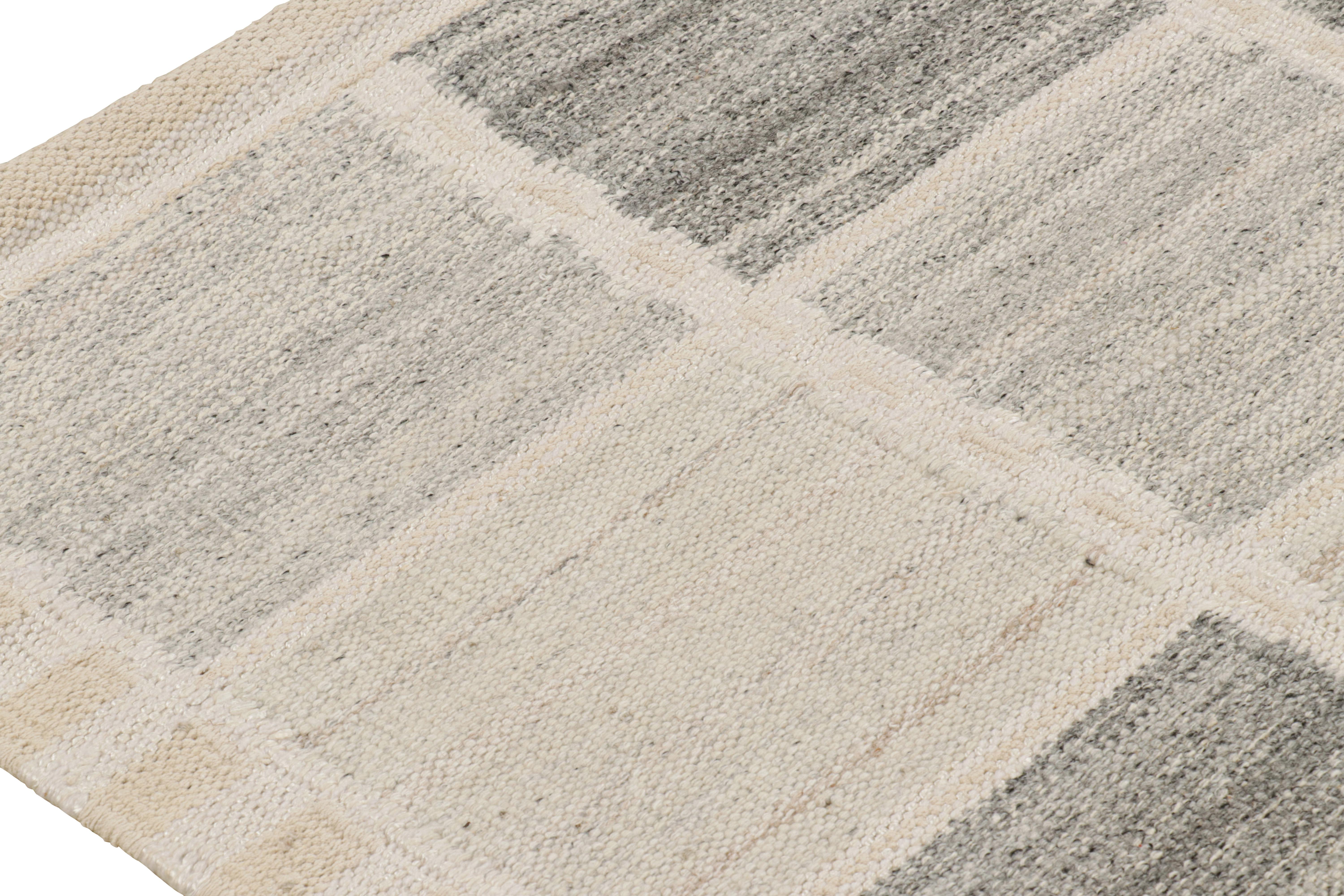 Rug & Kilim's Teppich im skandinavischen Stil in Beige und Grau mit geometrischen Mustern im Zustand „Neu“ im Angebot in Long Island City, NY