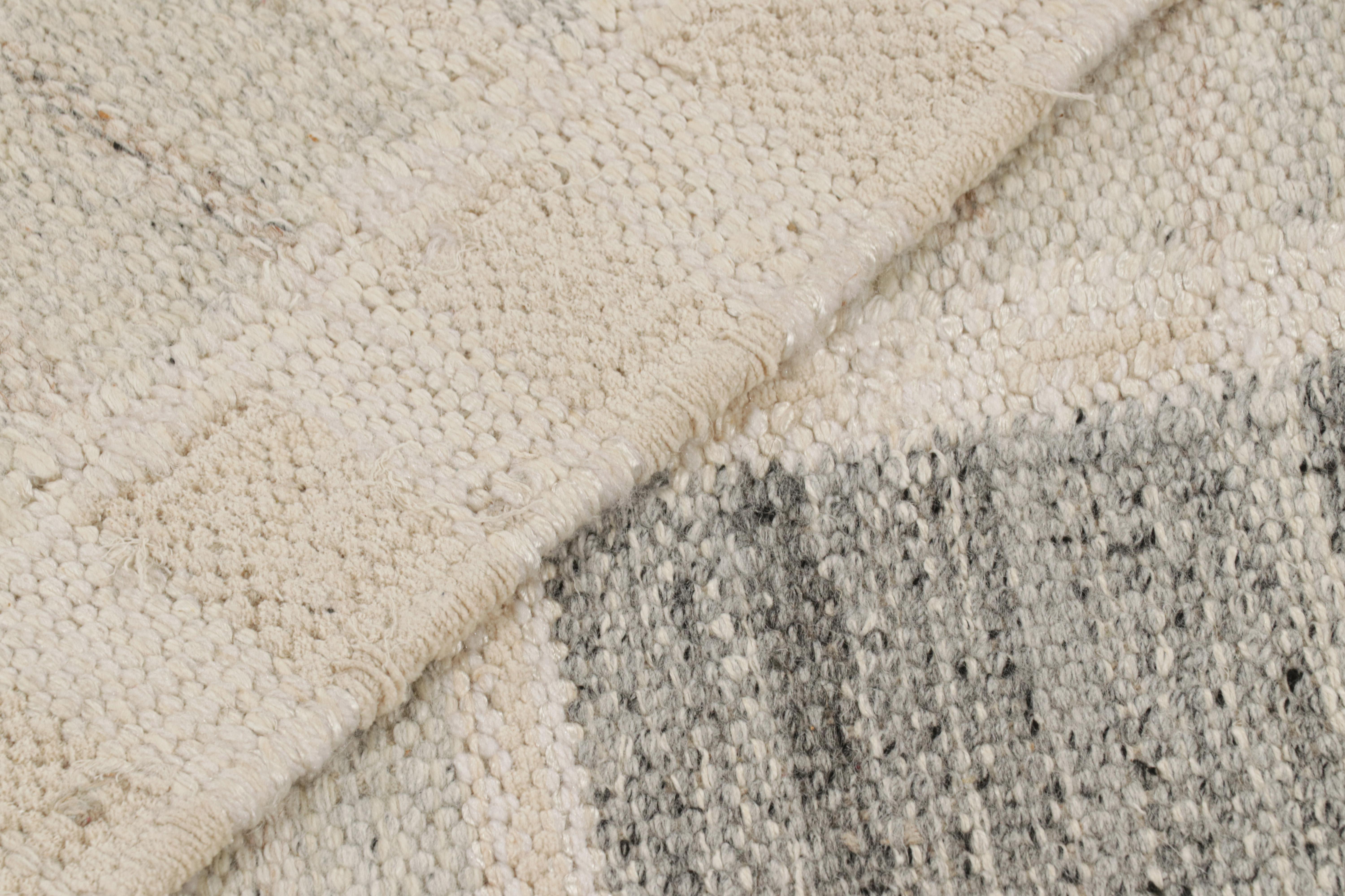 Rug & Kilim's Teppich im skandinavischen Stil in Beige und Grau mit geometrischen Mustern (21. Jahrhundert und zeitgenössisch) im Angebot