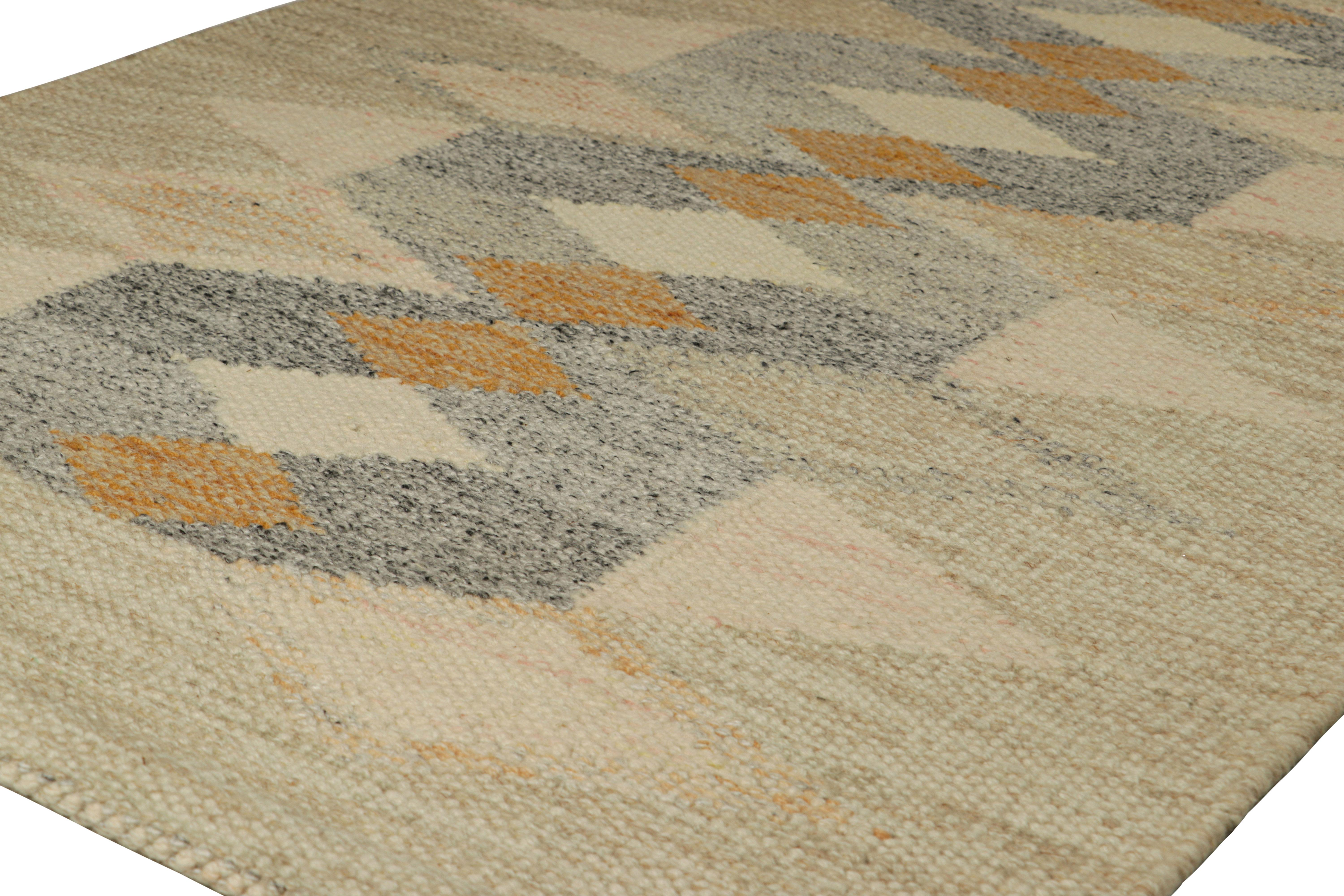 Rug & Kilim's Teppich im skandinavischen Stil in Beige und Grau mit geometrischen Mustern (Moderne) im Angebot