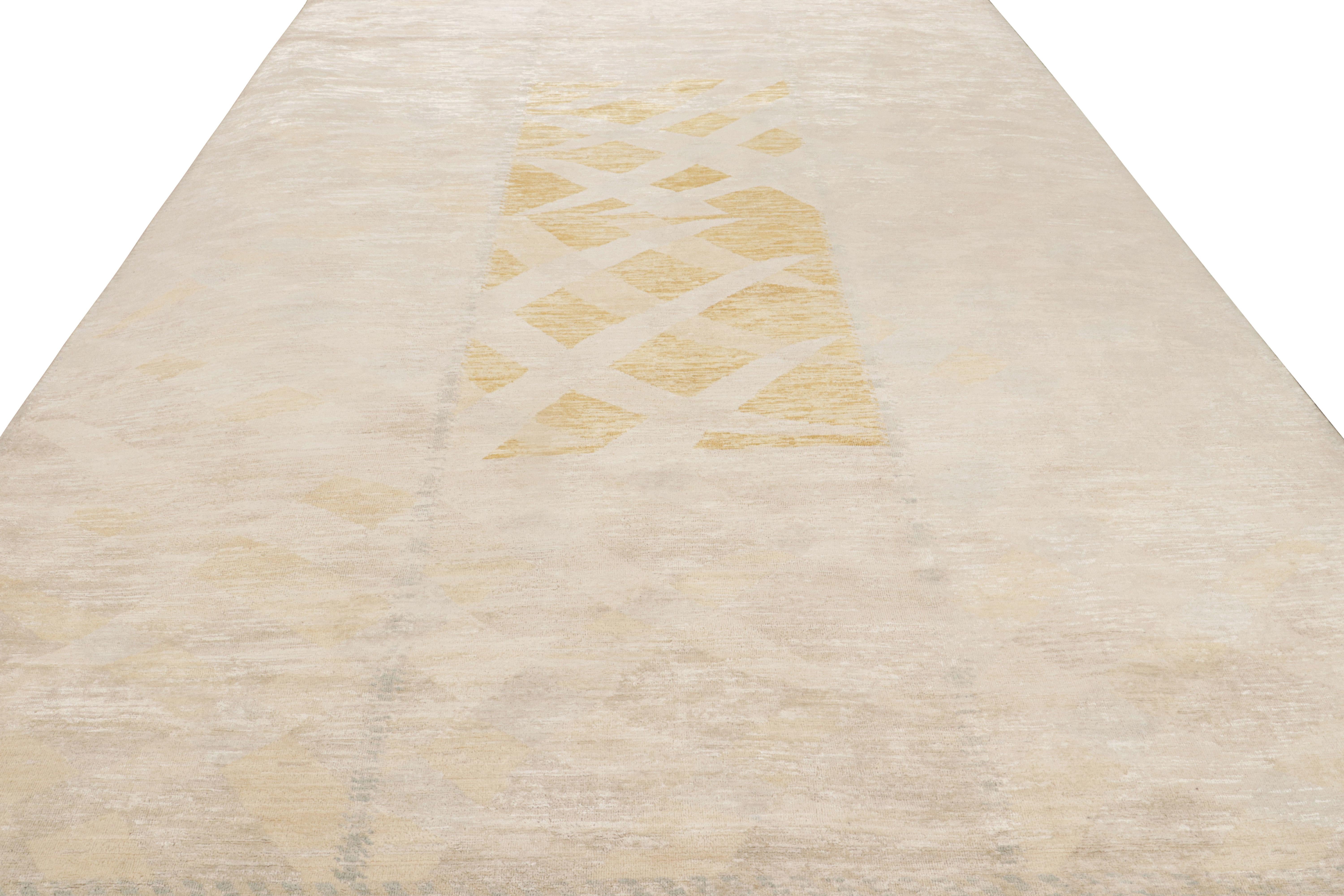 Scandinavo moderno Rug & Kilim: Tappeto in stile scandinavo in beige e grigio con motivi geometrici in vendita