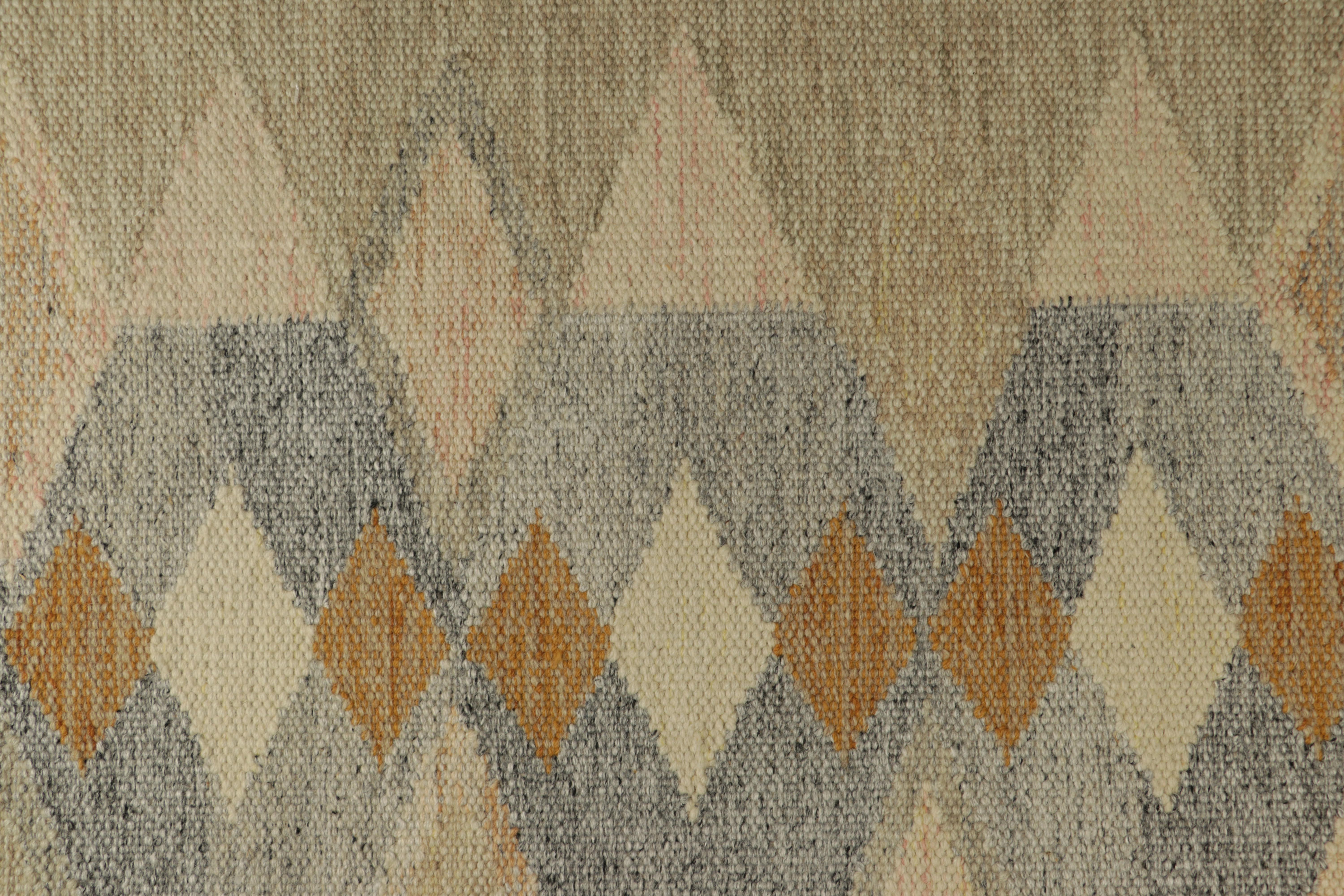 Rug & Kilim’s Scandinavian Style Rug in Beige and Gray, with Geometric Patterns In New Condition For Sale In Long Island City, NY