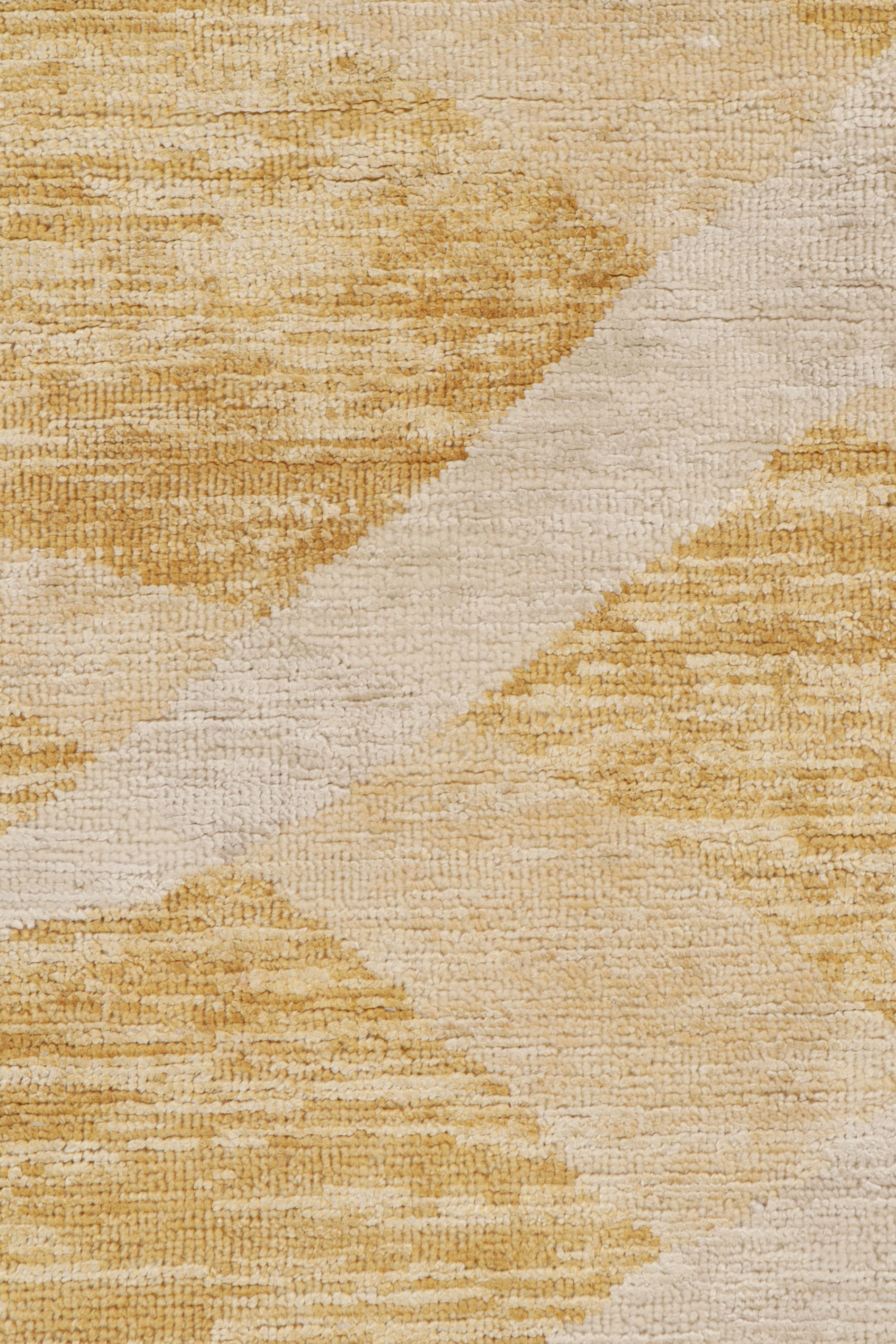 Rug & Kilim’s Scandinavian Style Rug in Beige and Gray, with Geometric Patterns In New Condition For Sale In Long Island City, NY