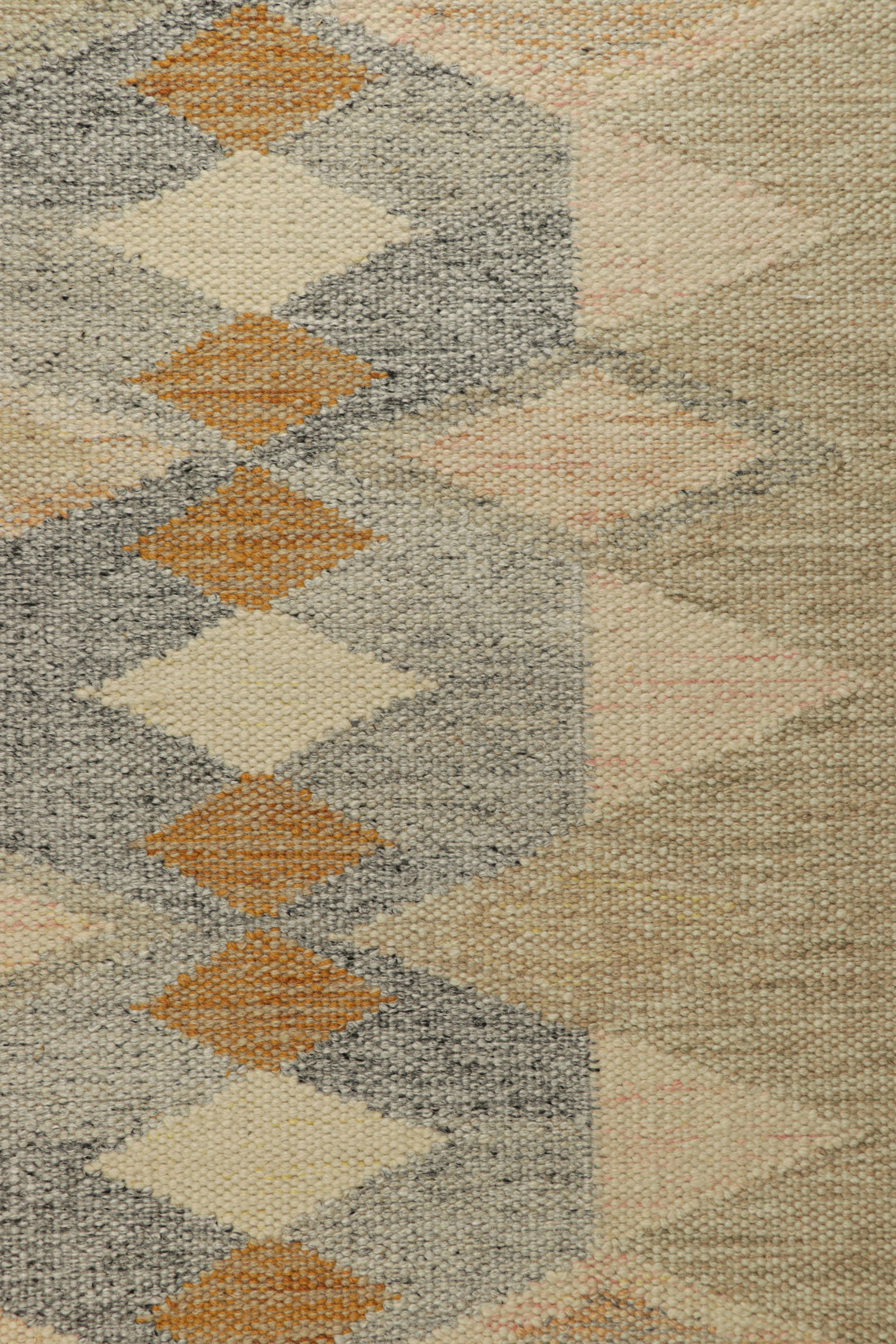 Rug & Kilim's Teppich im skandinavischen Stil in Beige und Grau mit geometrischen Mustern im Zustand „Neu“ im Angebot in Long Island City, NY