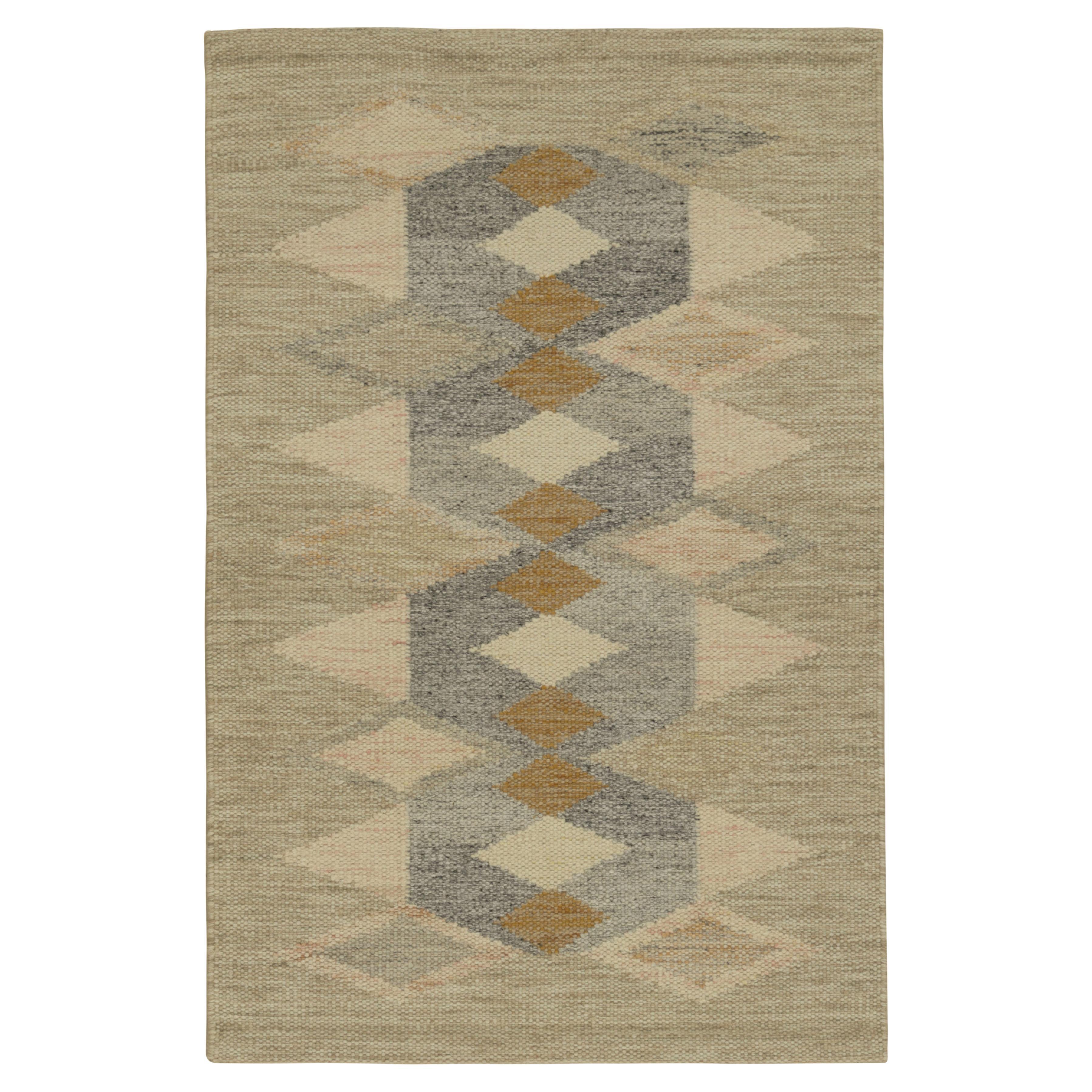 Rug & Kilim's Teppich im skandinavischen Stil in Beige und Grau mit geometrischen Mustern im Angebot