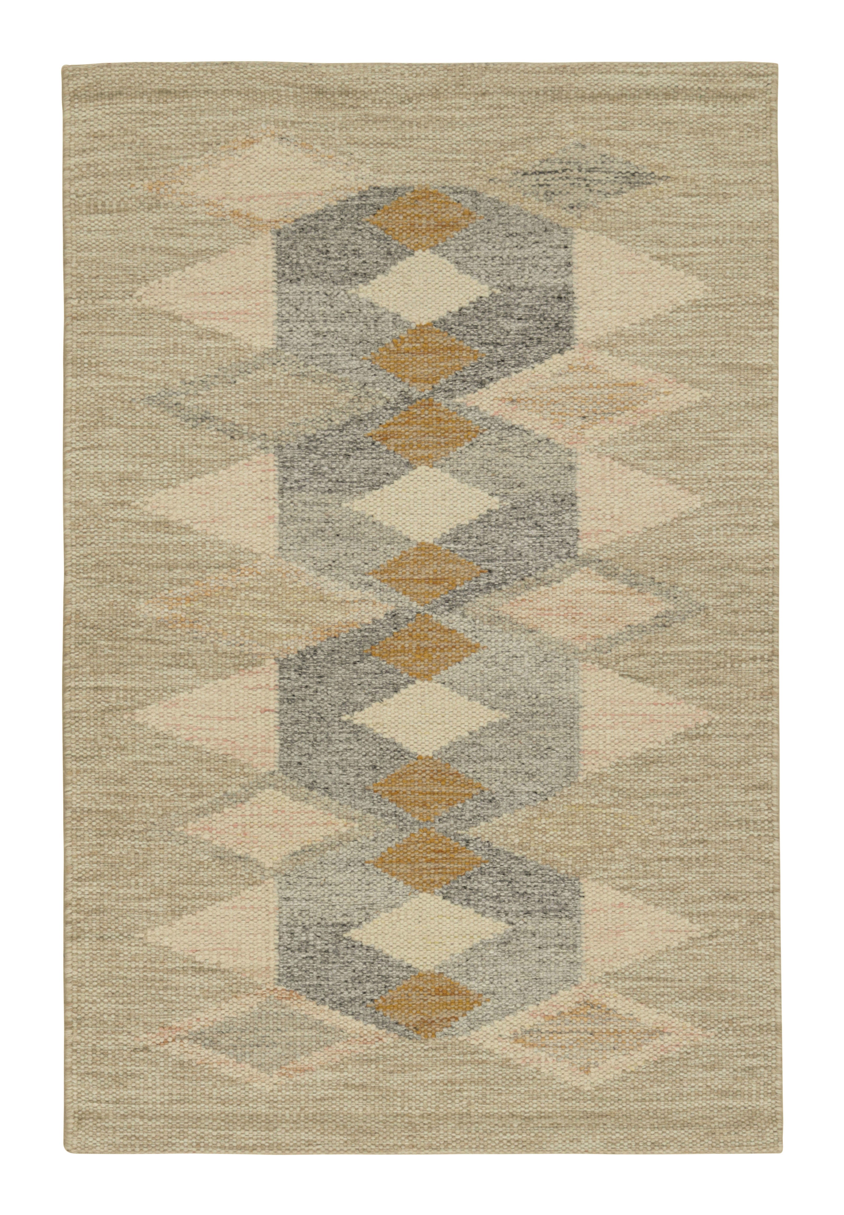 Rug & Kilim's Teppich im skandinavischen Stil in Beige und Grau mit geometrischen Mustern