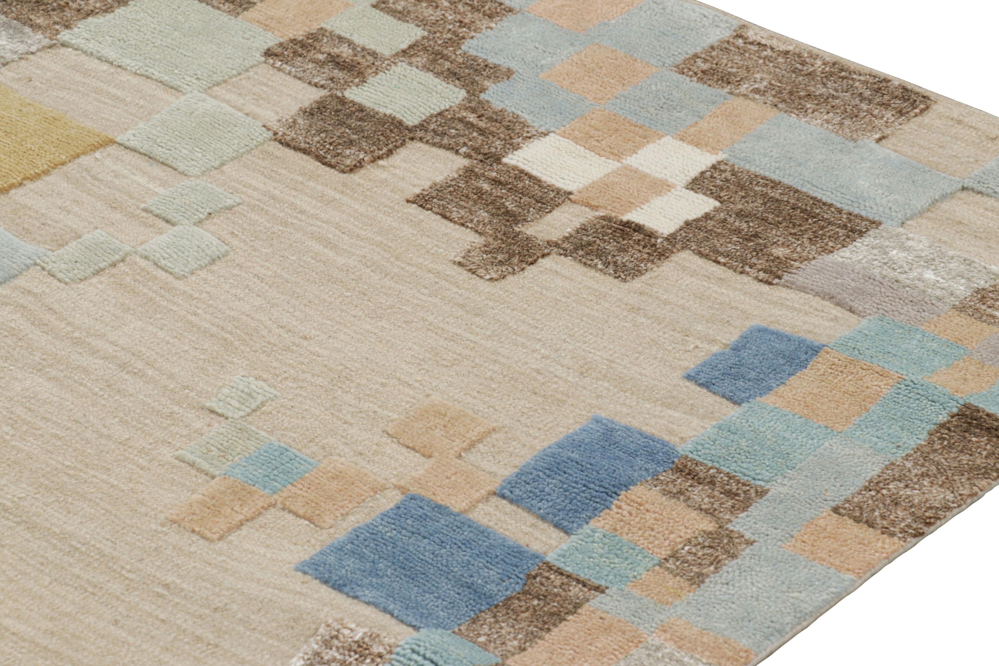 Moderne Rug & Kilim's Scandinavian Style Rug in Beige & Blue Abstract Geometric Patterns (tapis de style scandinave à motifs géométriques abstraits) en vente