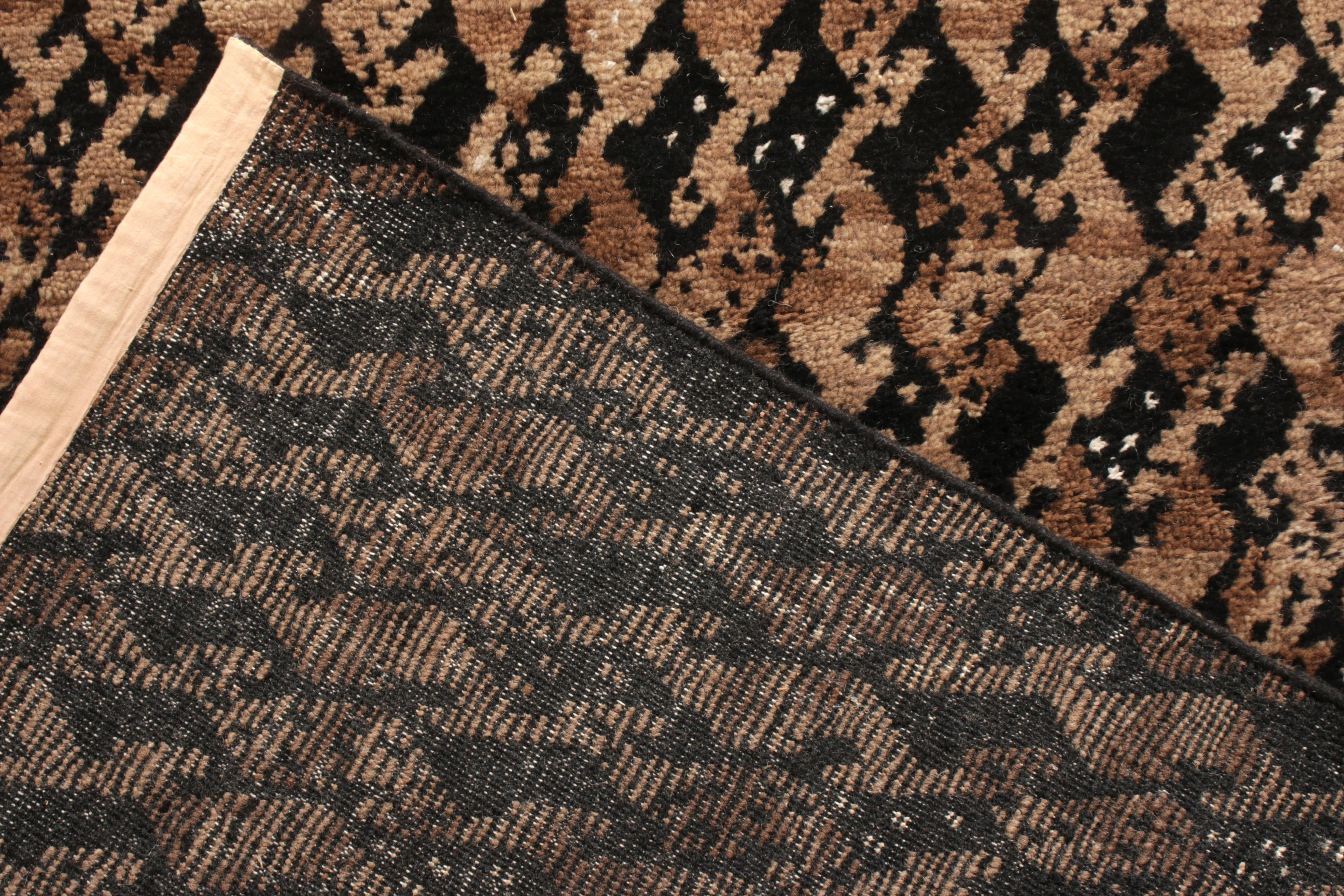Alfombra de estilo escandinavo de Rug & Kilim con estampado geométrico beige-marrón y negro Anudado a mano en venta