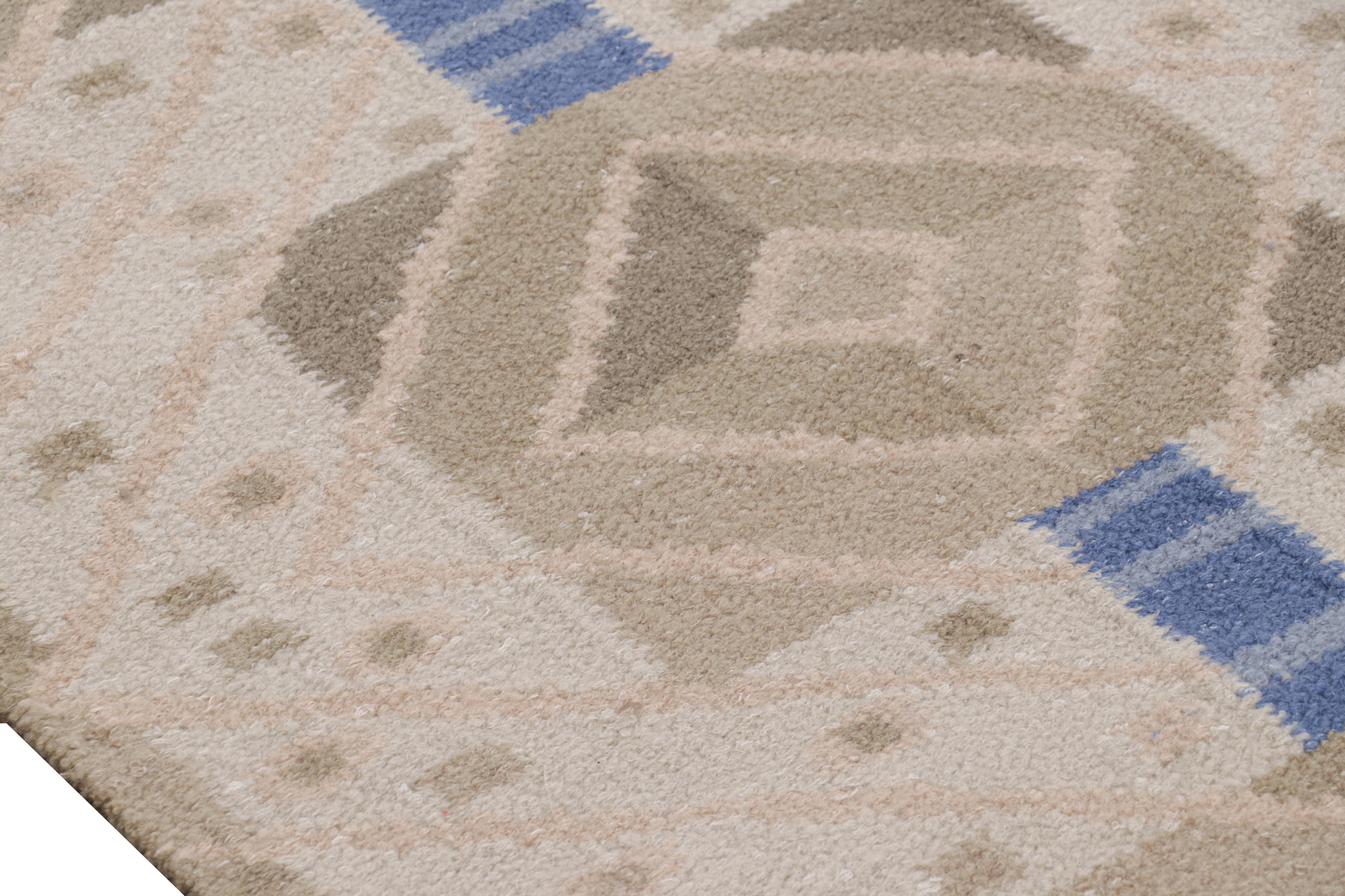 Moderne Tapis de style scandinave à motifs géométriques beige-brun et bleu de Rug & Kilim en vente