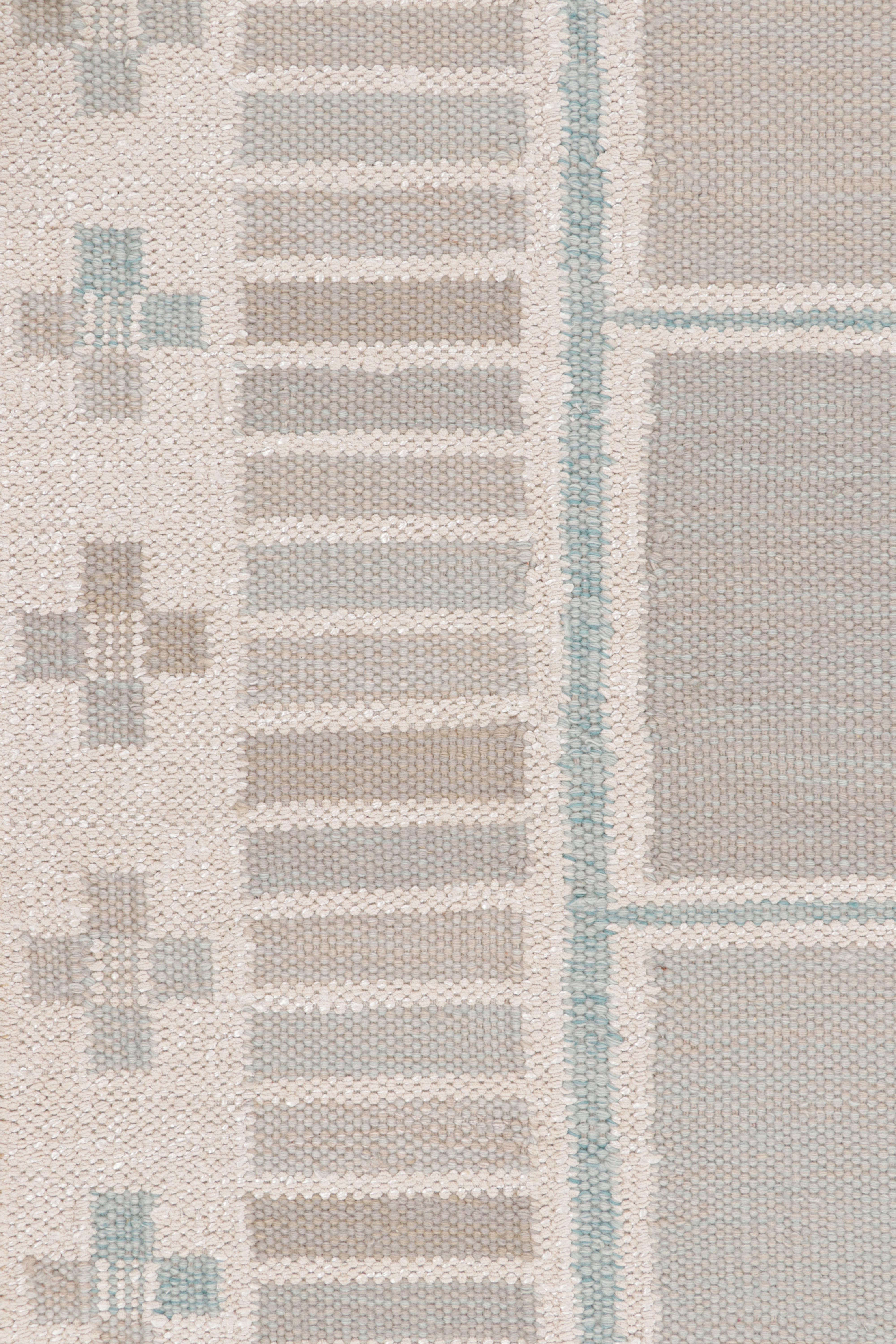 Rug & Kilim's Teppich im skandinavischen Stil in Beige-Braun und Blau mit geometrischen Mustern (Moderne) im Angebot