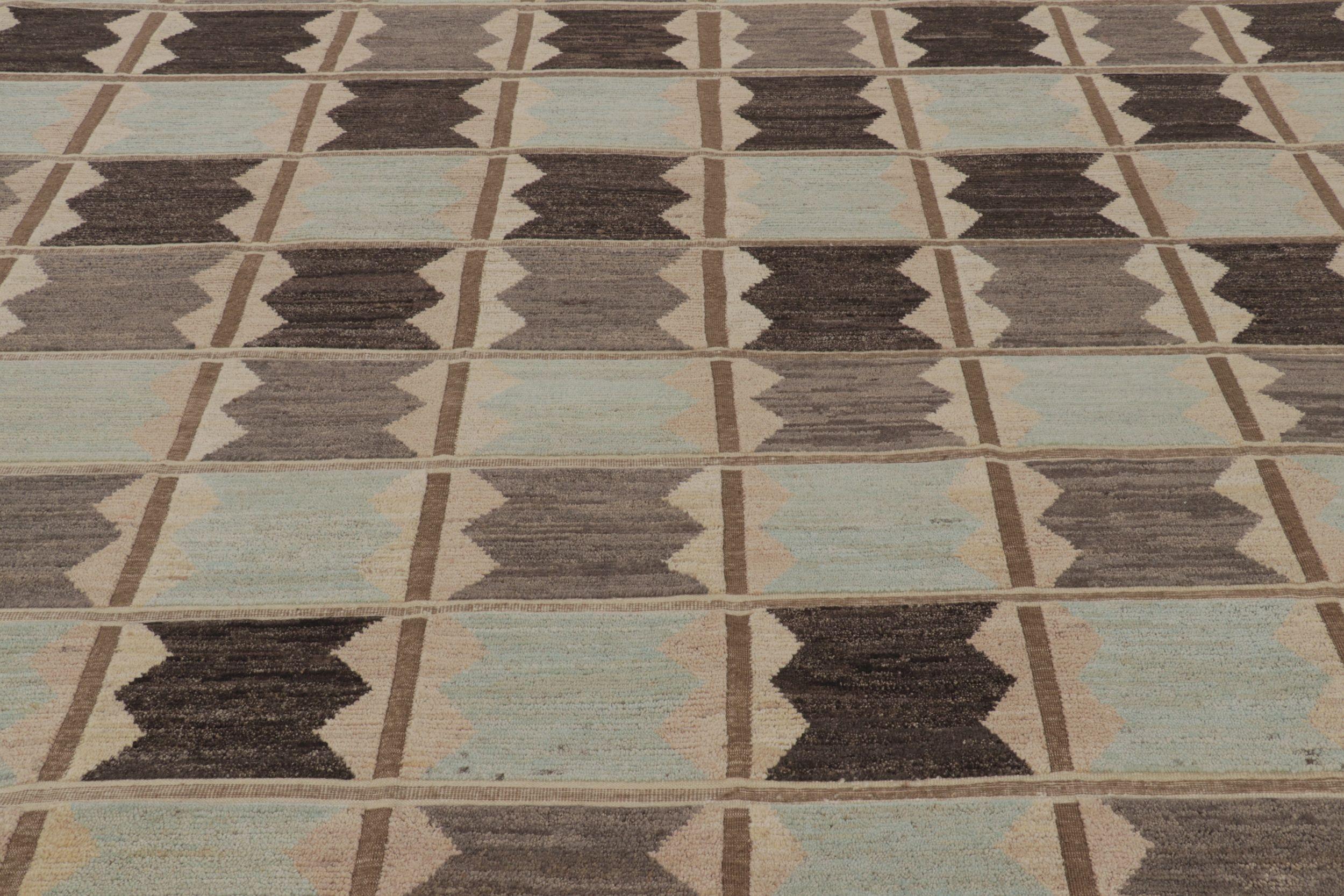 Rug & Kilim's Teppich im skandinavischen Stil in Beige-Braun und Blau mit geometrischen Mustern (Moderne) im Angebot