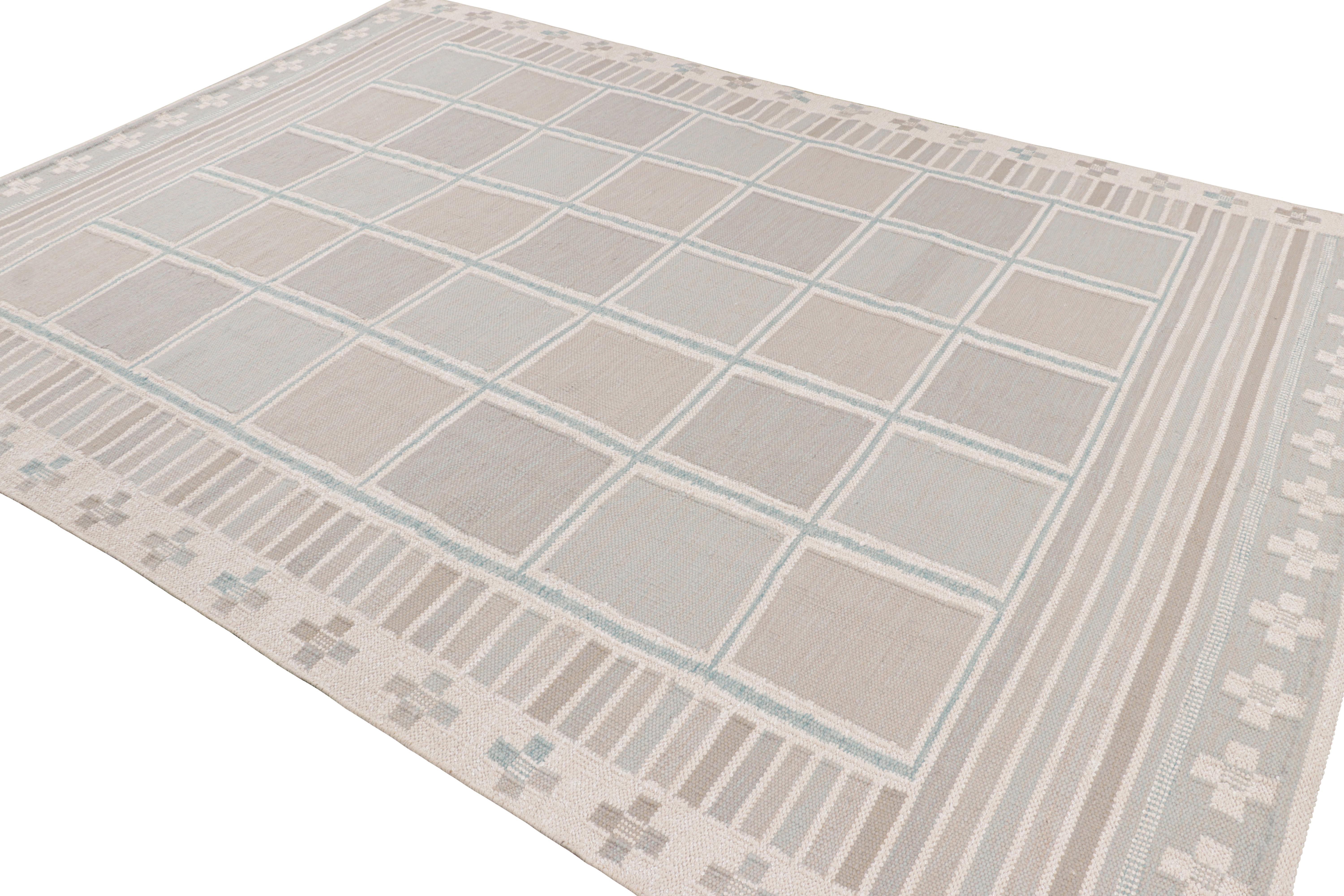 Rug & Kilim's Teppich im skandinavischen Stil in Beige-Braun und Blau mit geometrischen Mustern (Indisch) im Angebot