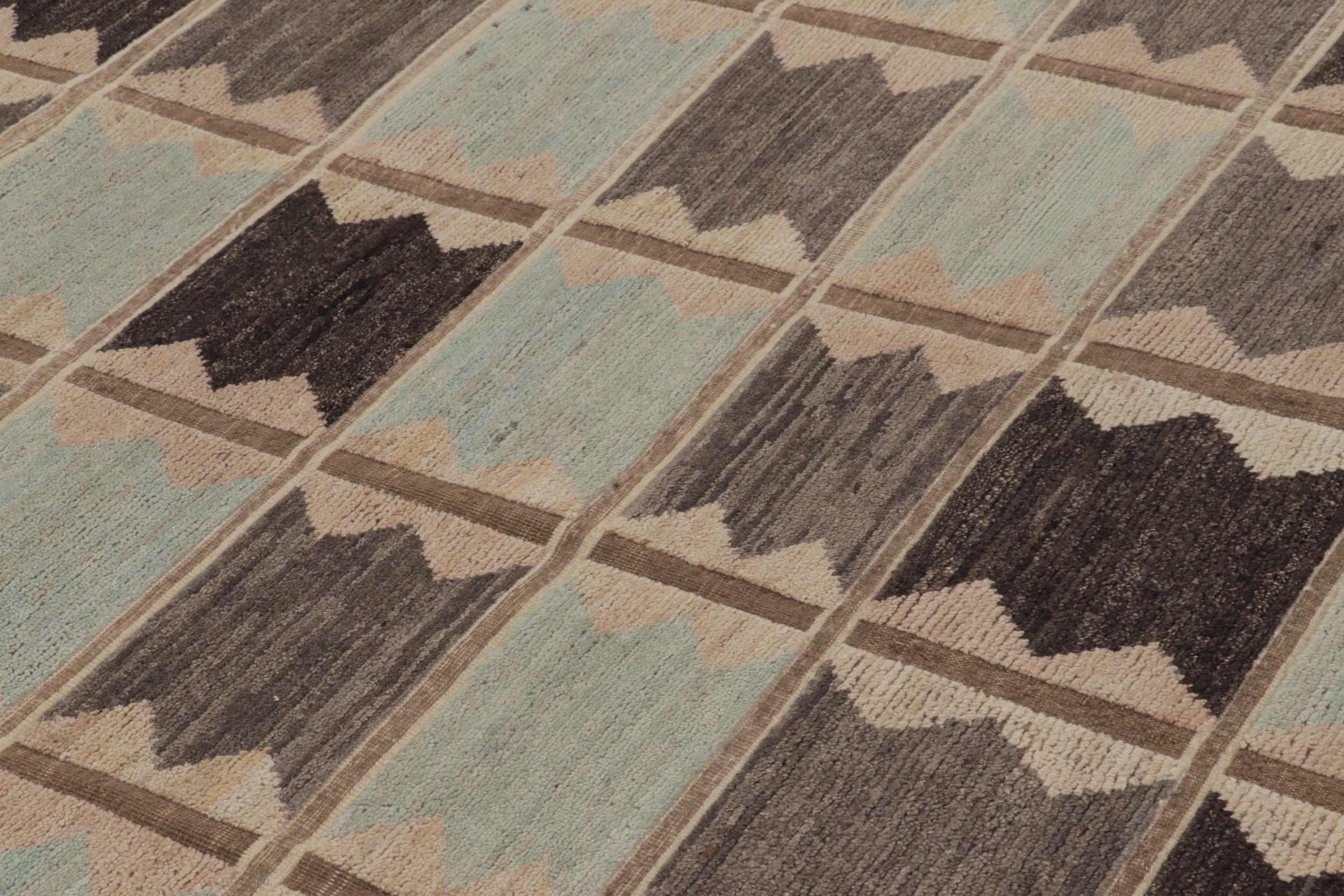 Rug & Kilim's Teppich im skandinavischen Stil in Beige-Braun und Blau mit geometrischen Mustern (Indisch) im Angebot