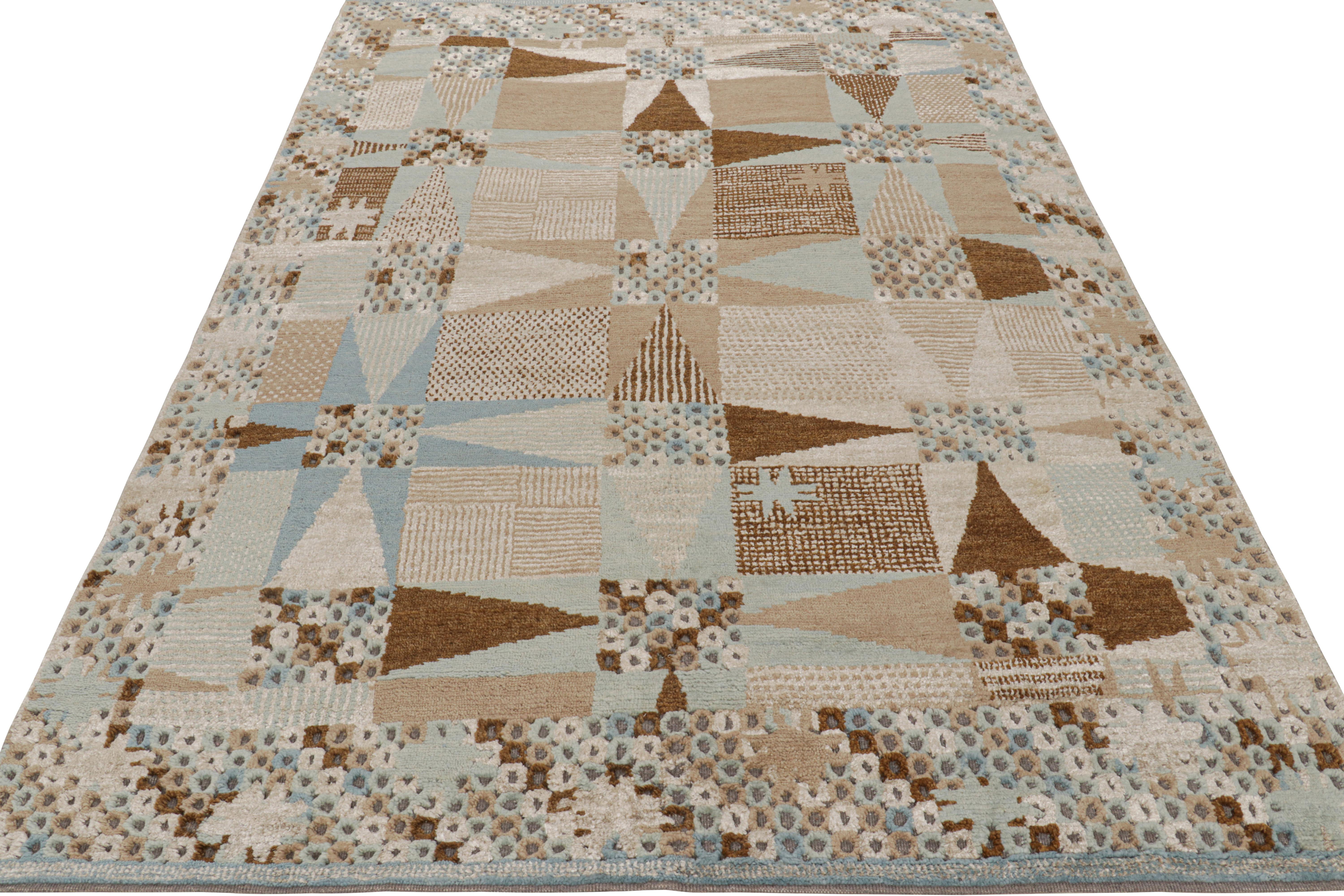 Noué à la main Tapis de style scandinave à motifs géométriques beige-brun et bleu de Rug & Kilim en vente