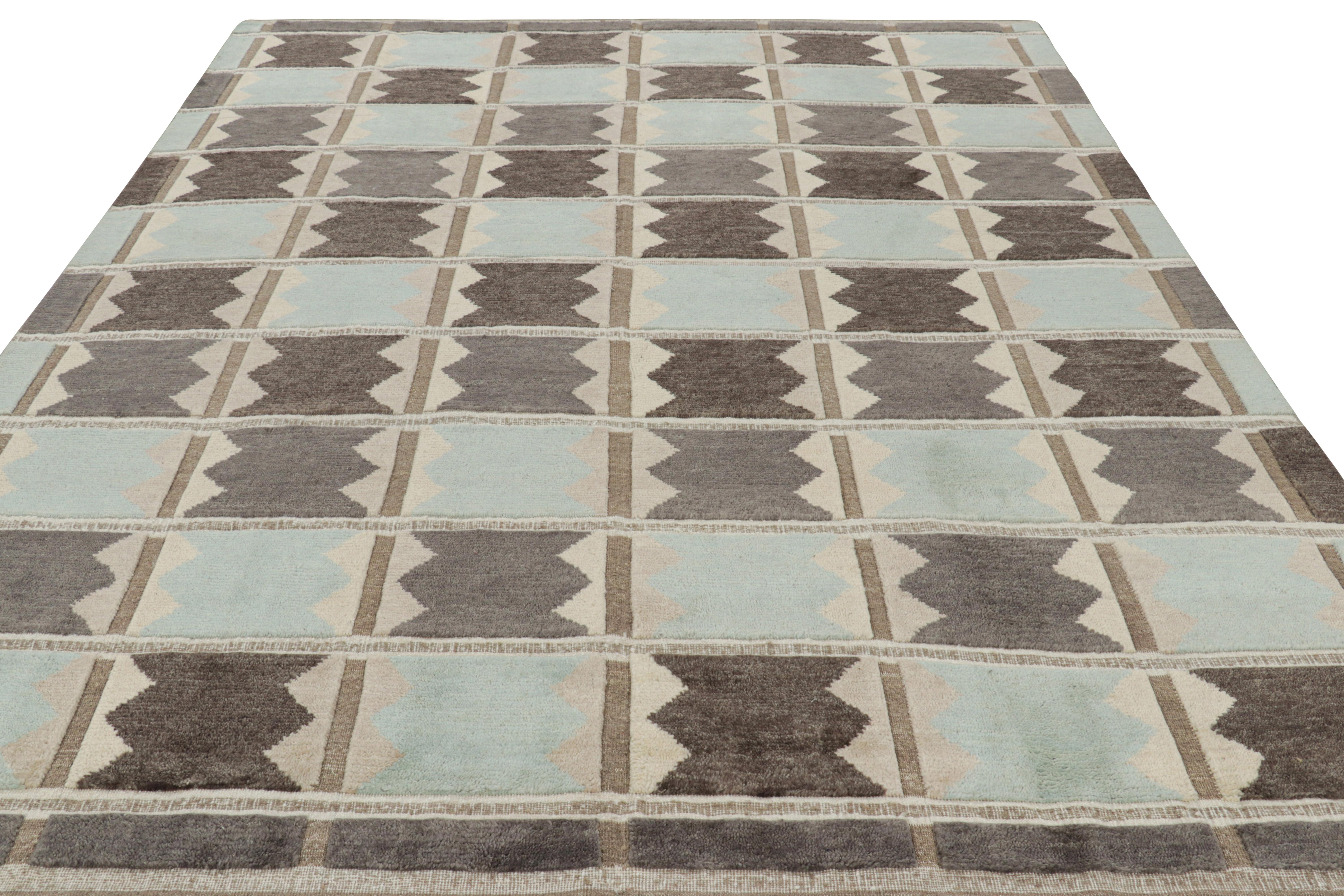 Noué à la main Tapis de style scandinave à motifs géométriques beige-brun et bleu de Rug & Kilim en vente