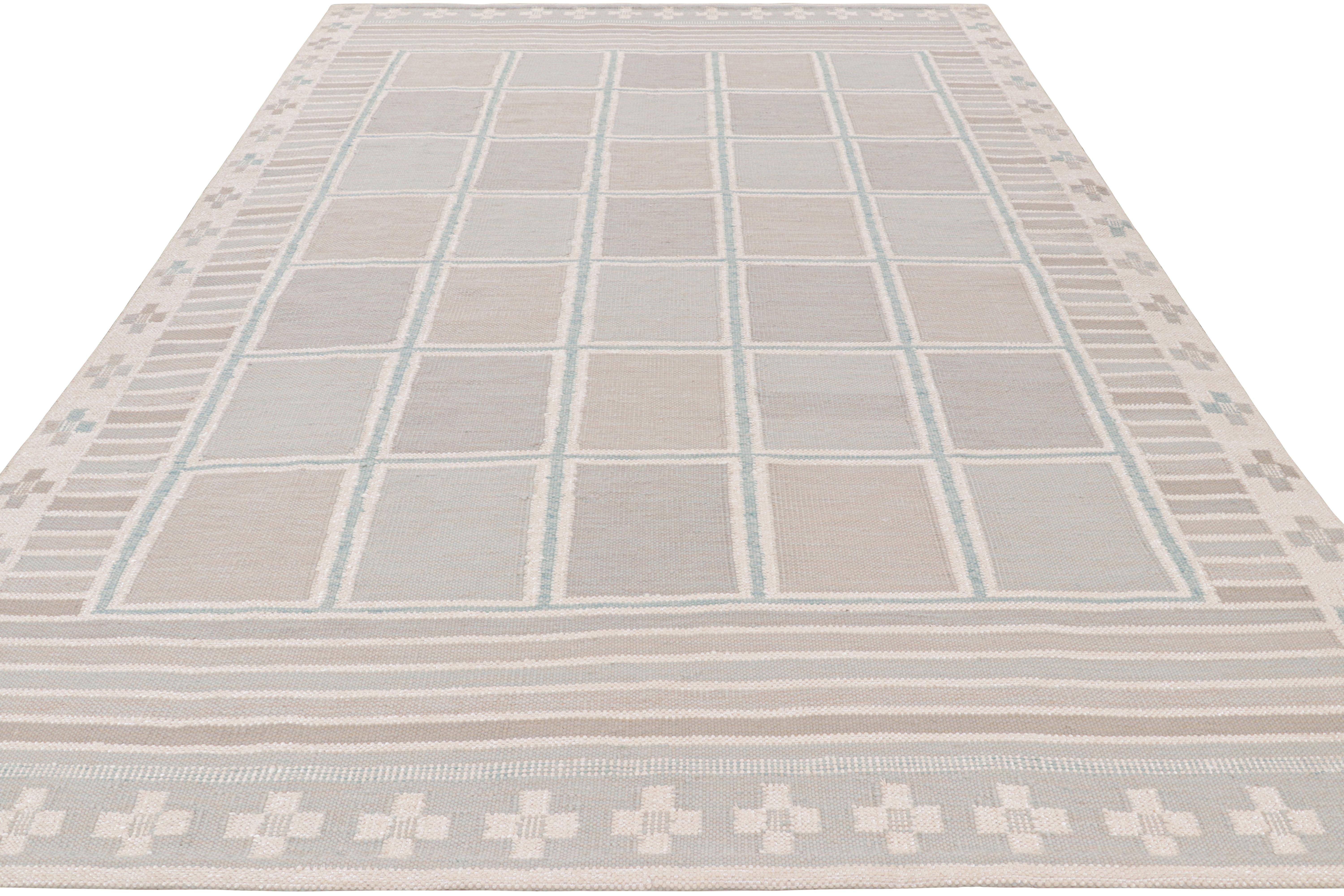 Rug & Kilim's Teppich im skandinavischen Stil in Beige-Braun und Blau mit geometrischen Mustern (Handgewebt) im Angebot