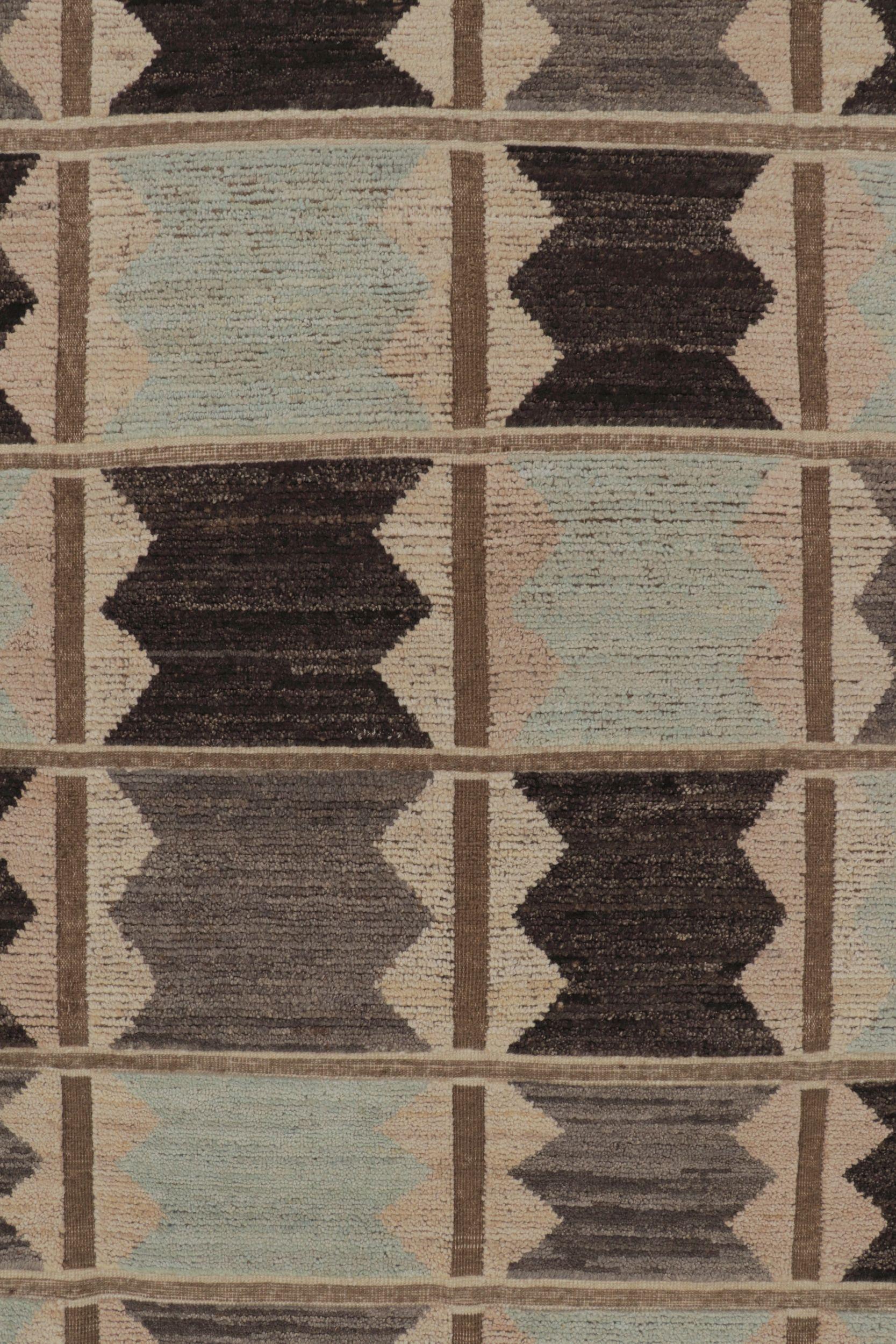 Rug & Kilim's Teppich im skandinavischen Stil in Beige-Braun und Blau mit geometrischen Mustern (Handgewebt) im Angebot