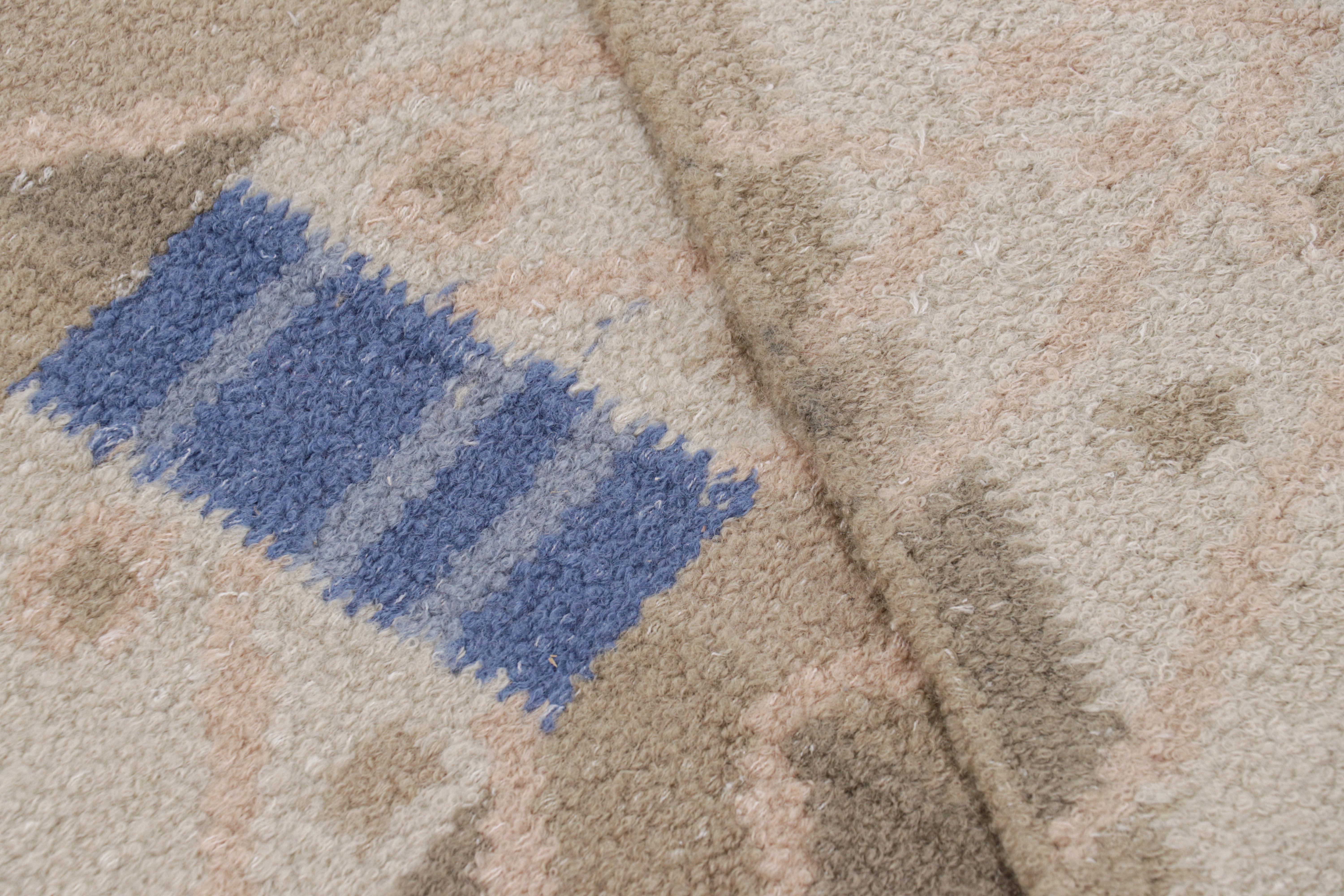 XXIe siècle et contemporain Tapis de style scandinave à motifs géométriques beige-brun et bleu de Rug & Kilim en vente