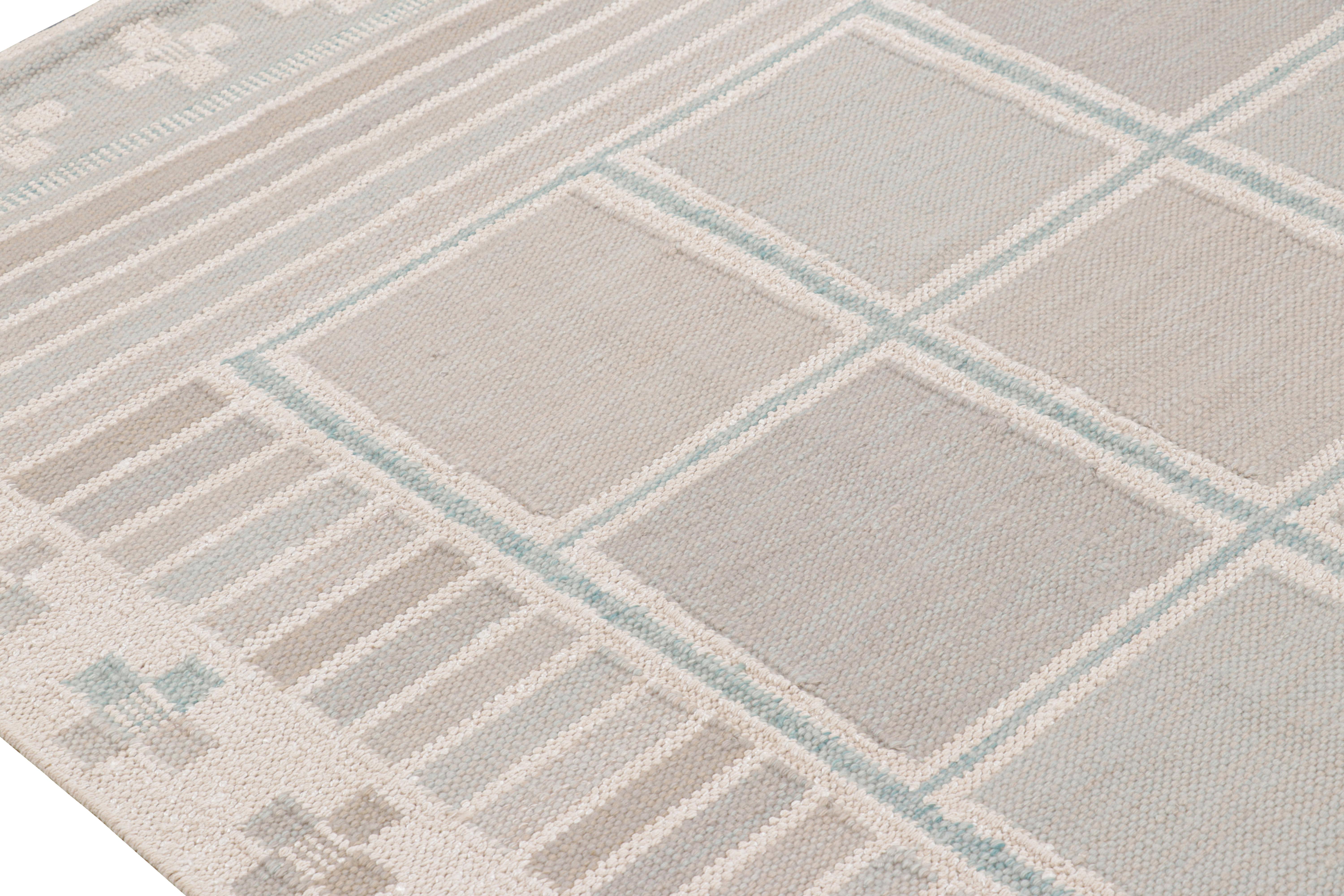 Rug & Kilim's Teppich im skandinavischen Stil in Beige-Braun und Blau mit geometrischen Mustern (21. Jahrhundert und zeitgenössisch) im Angebot