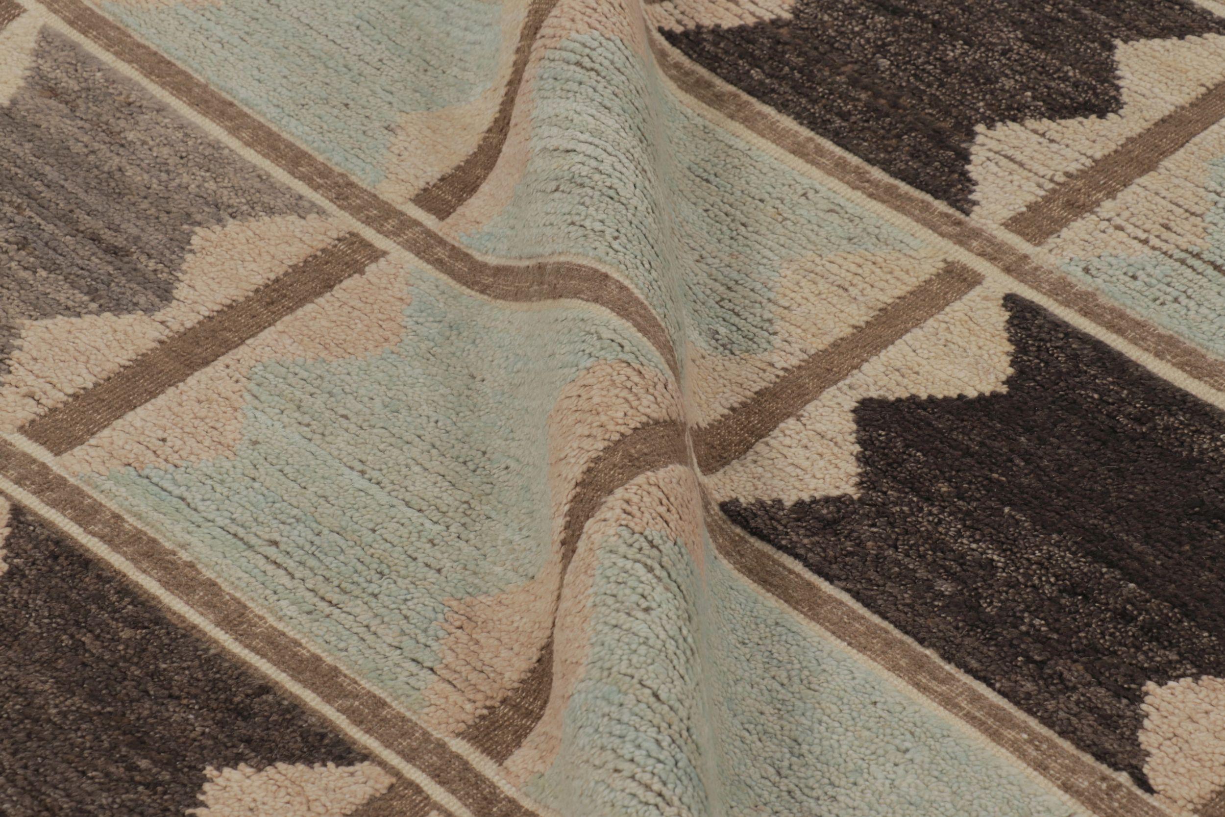 Rug & Kilim's Teppich im skandinavischen Stil in Beige-Braun und Blau mit geometrischen Mustern (21. Jahrhundert und zeitgenössisch) im Angebot