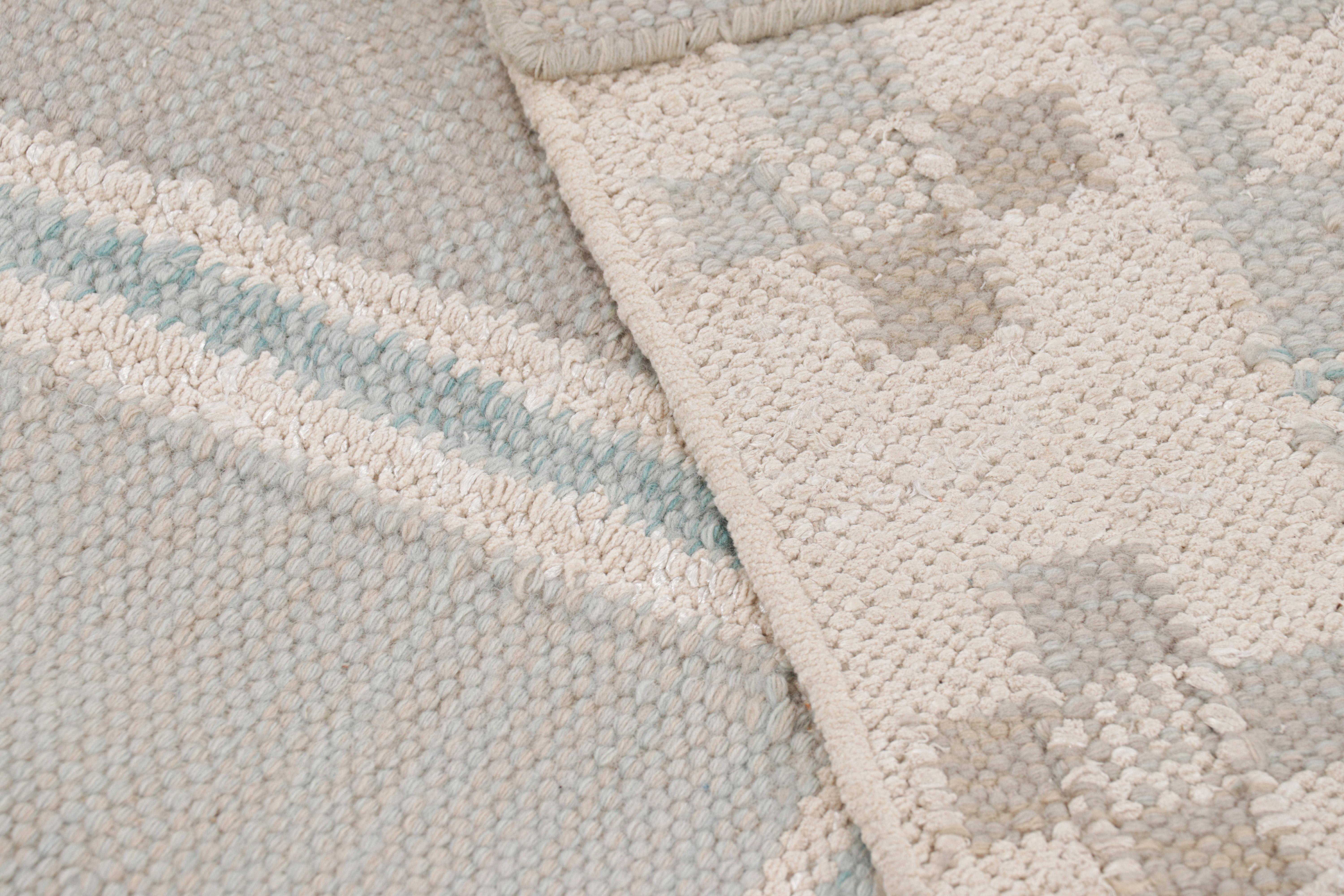 Rug & Kilim's Teppich im skandinavischen Stil in Beige-Braun und Blau mit geometrischen Mustern (Wolle) im Angebot