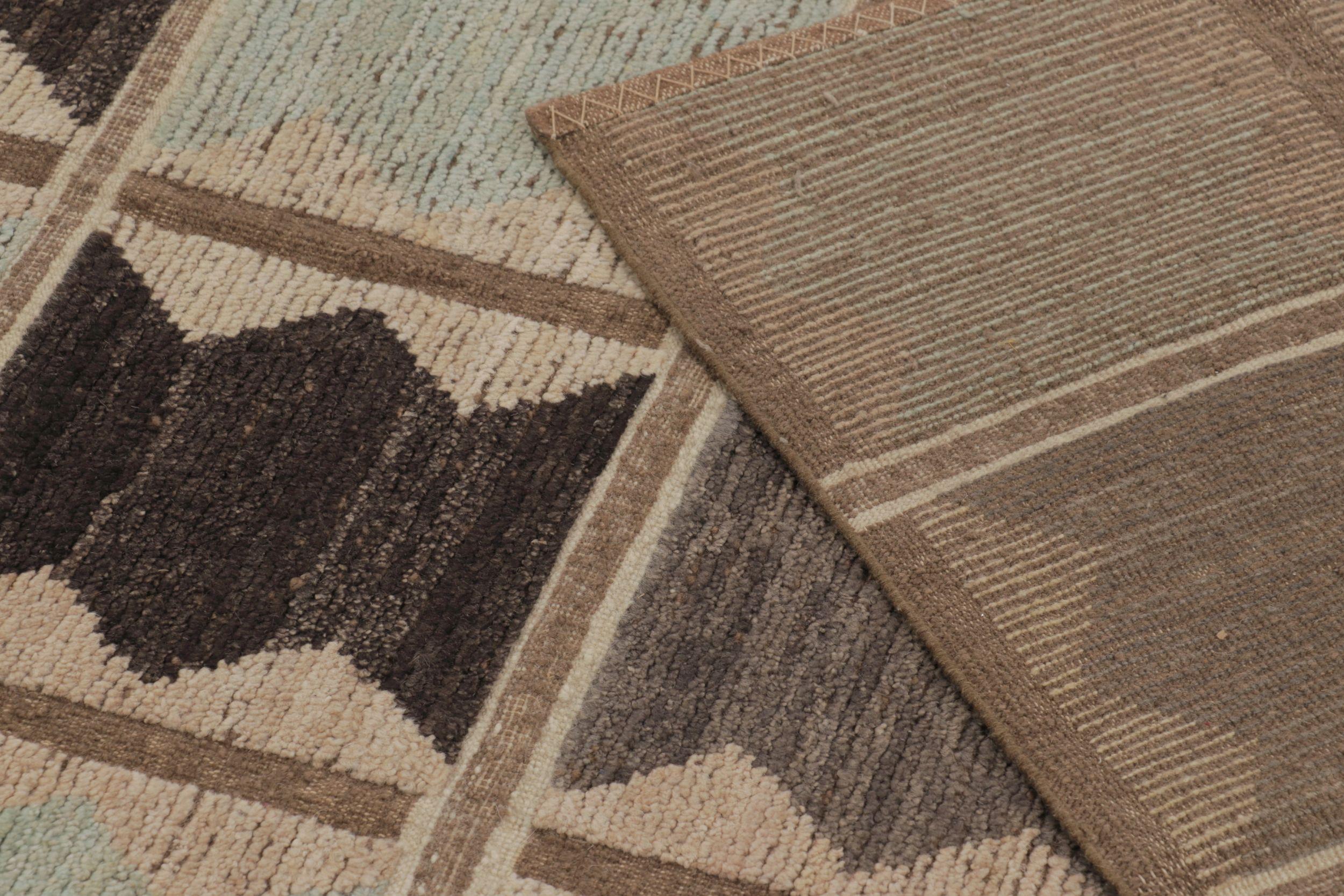 Rug & Kilim's Teppich im skandinavischen Stil in Beige-Braun und Blau mit geometrischen Mustern (Wolle) im Angebot