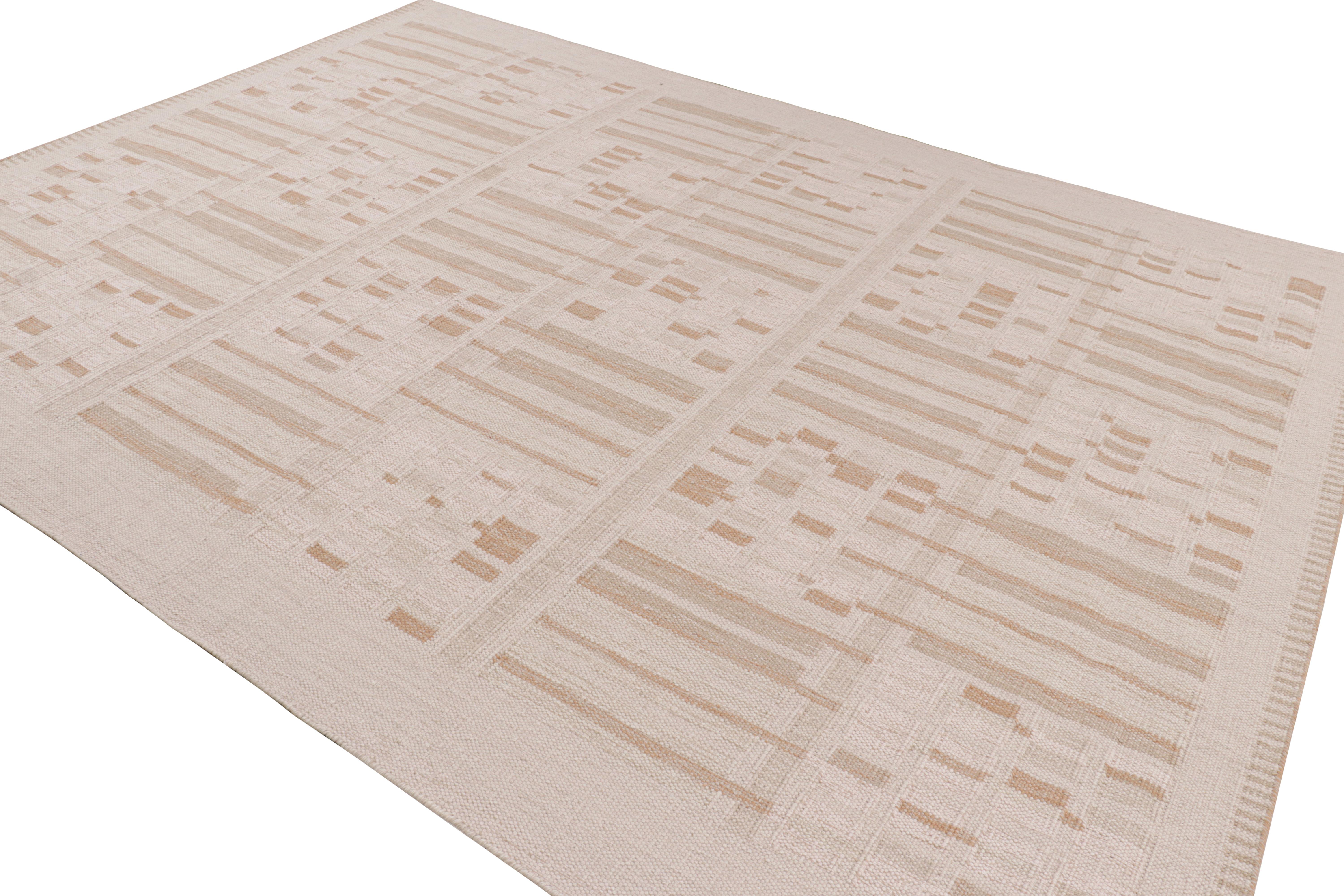 Tessuto a mano Tappeto in stile scandinavo Rug & Kilim con motivo geometrico beige-marrone e crema in vendita