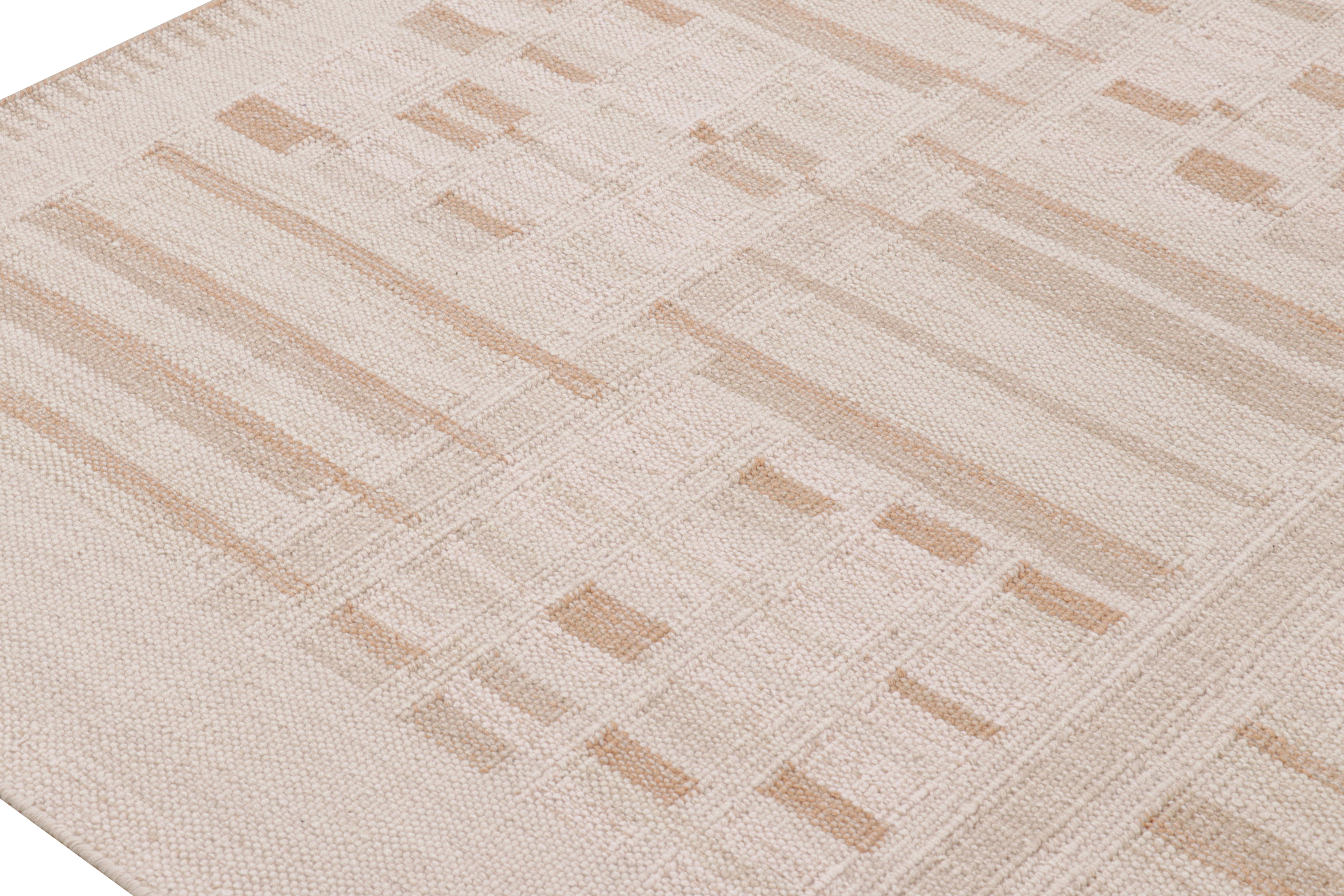 Tappeto in stile scandinavo Rug & Kilim con motivo geometrico beige-marrone e crema In condizioni Nuovo in vendita a Long Island City, NY