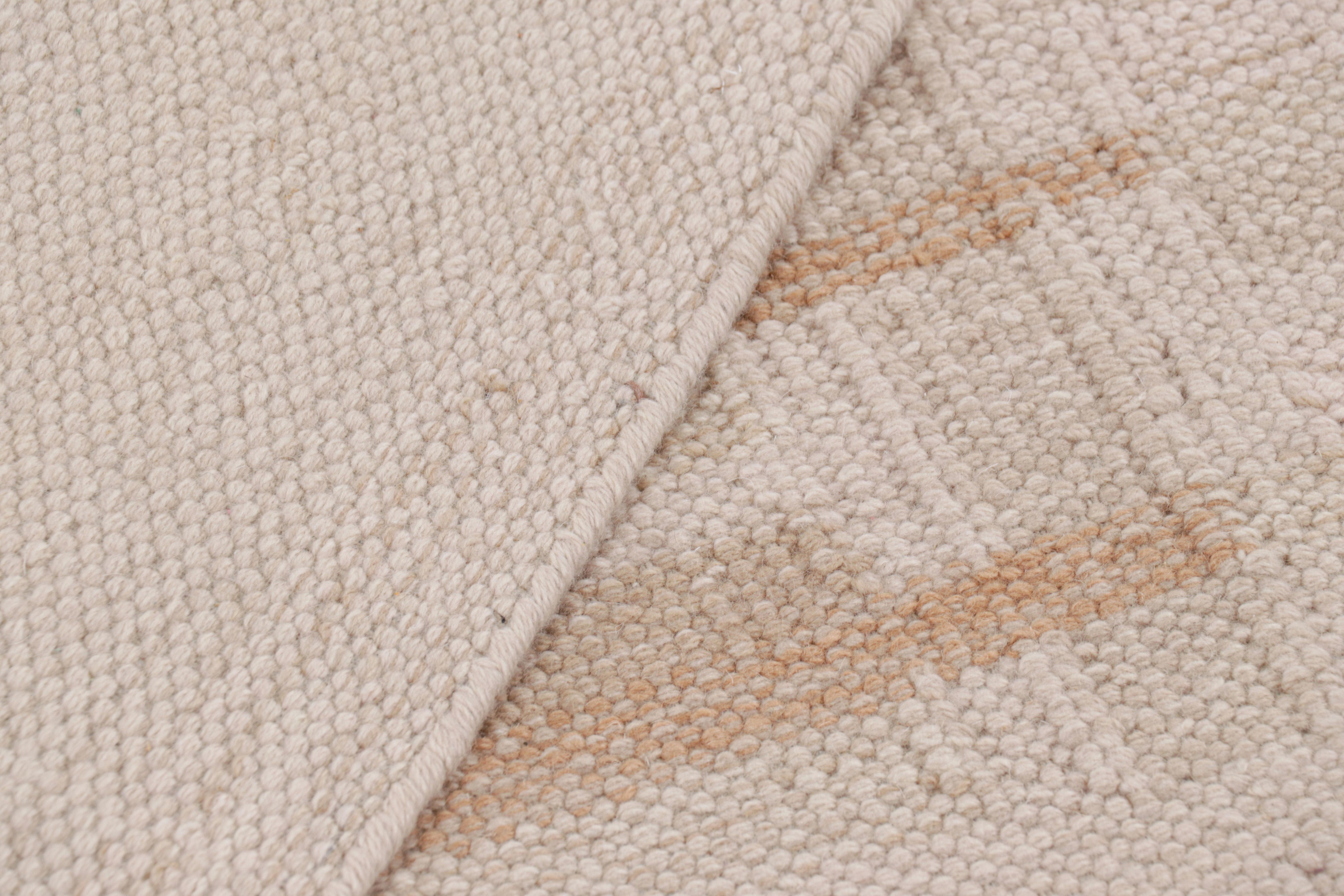 XXI secolo e contemporaneo Tappeto in stile scandinavo Rug & Kilim con motivo geometrico beige-marrone e crema in vendita
