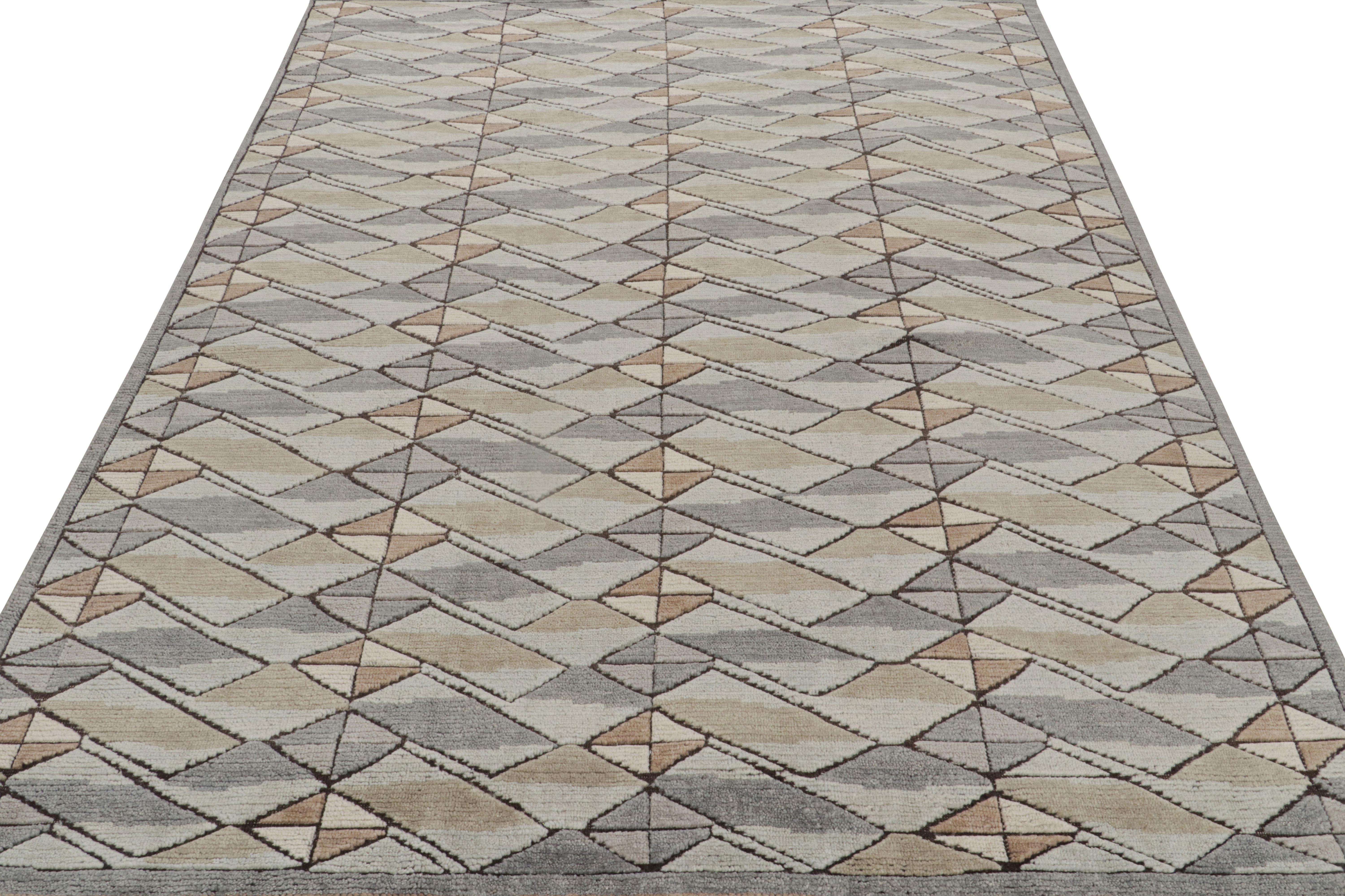 Scandinave moderne Tapis de style scandinave à motifs géométriques beige-brun et gris de Rug & Kilim en vente